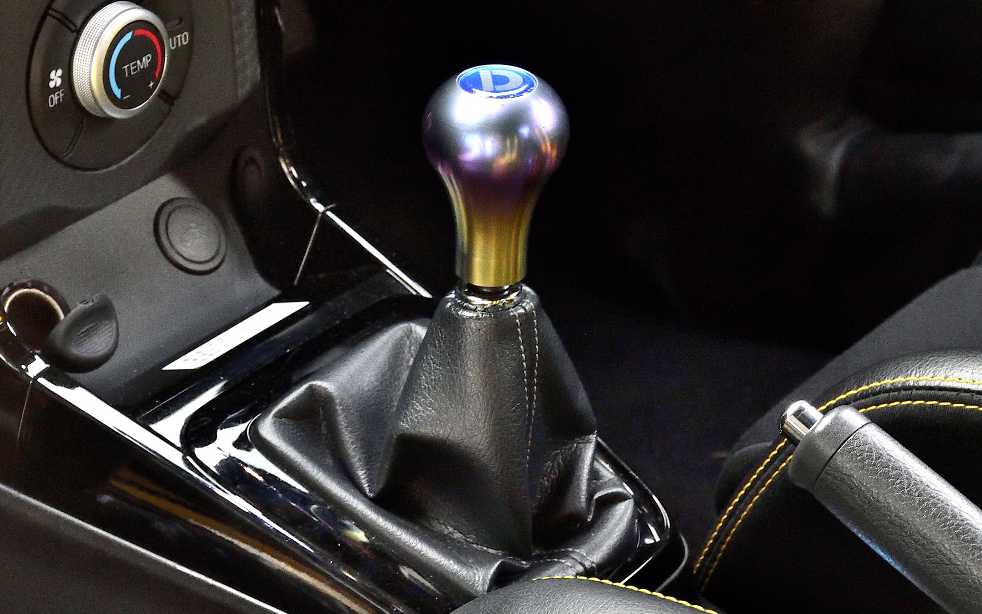 D-SPORT仕様コペン GR SPORTのインテリア。フルバケットシートやレーシングハーネス、ロールバーもD-SPORTから販売されている。なお、ロールバーを取り付けると、種類によってはオープンにできなくなる場合もある