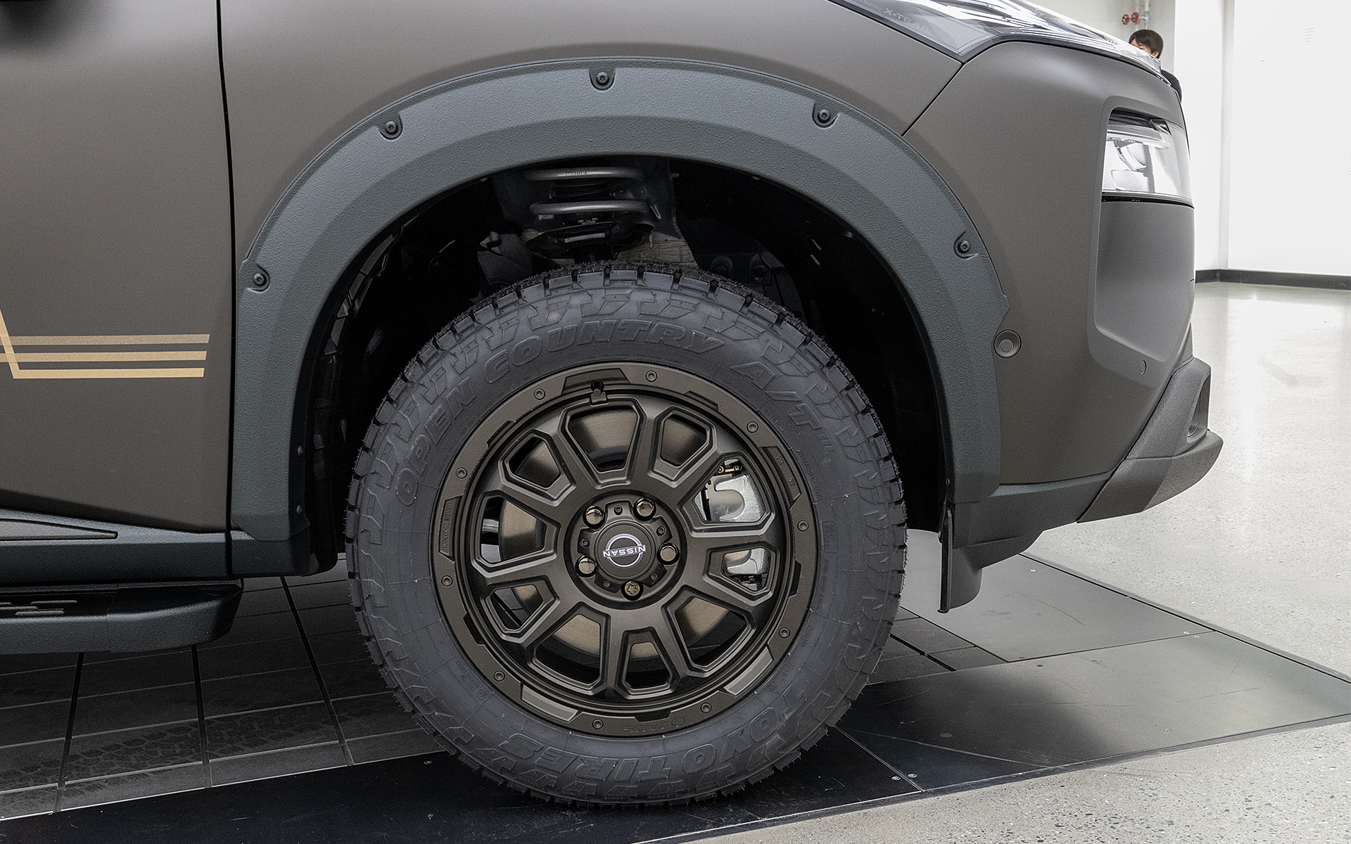 フロントホイールは特別塗装のJAOS製。タイヤはTOYO TIRE「オープンカントリーA/TIII」