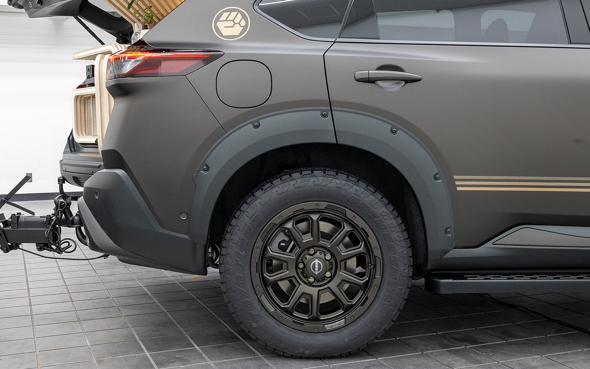 リアホイールも同様の仕様。前後のフェンダーガーニッシュはJAOS製のType-X。塗装は専用塗装