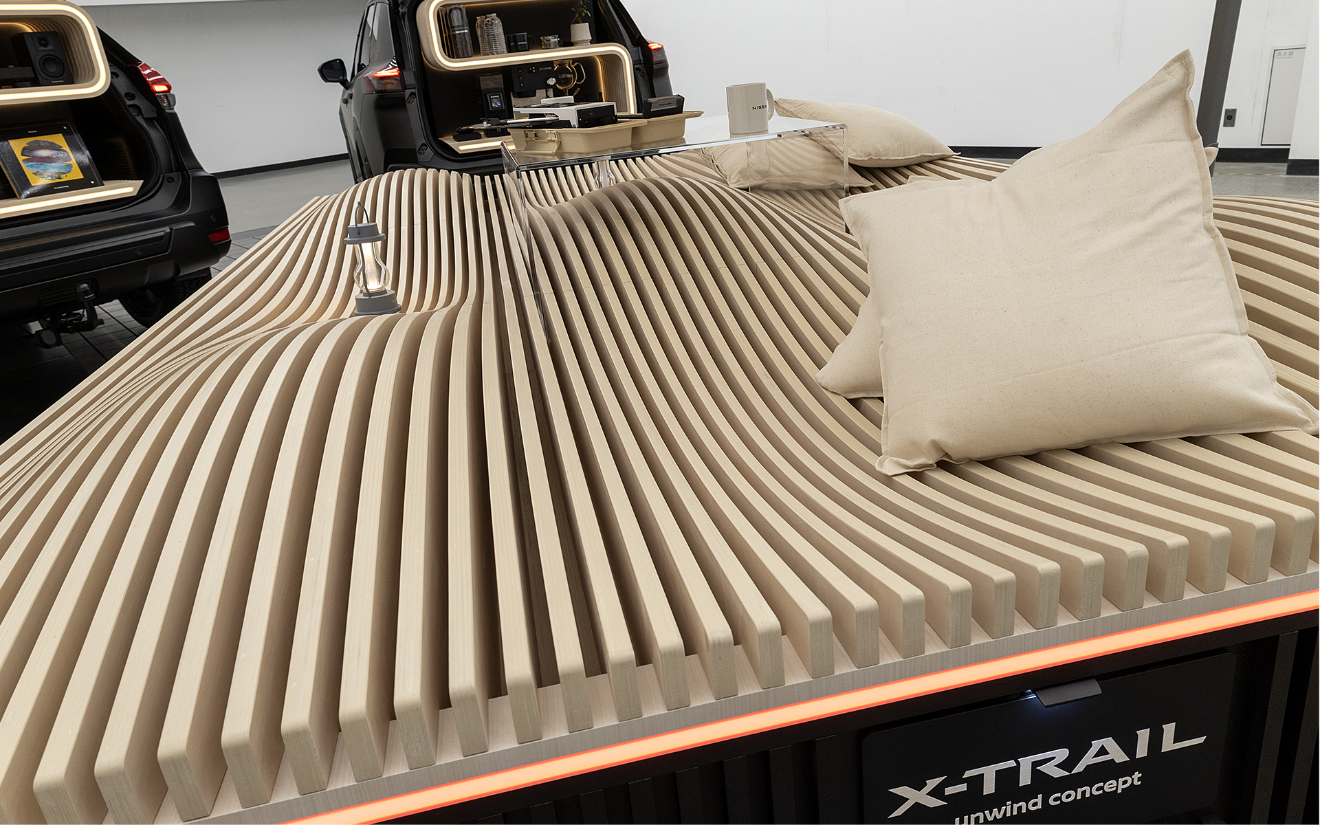 断面は自然界のさまざまな部分で見られる正弦波をイメージするとともに、車両から電化製品に供給される交流電圧の波形も表している