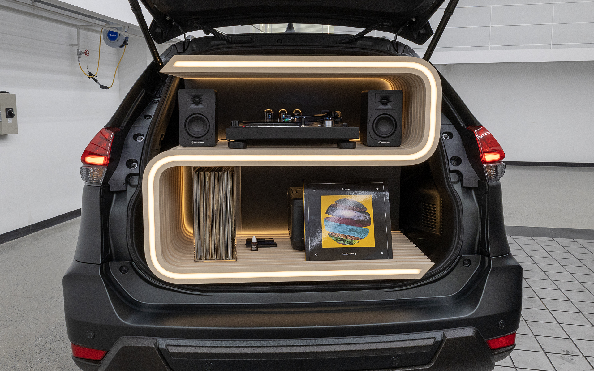 「2」の形をした棚にはオーディオテクニカ製のプレーヤーを積む。オーディオセットはオーディオテクニカにて監修されている