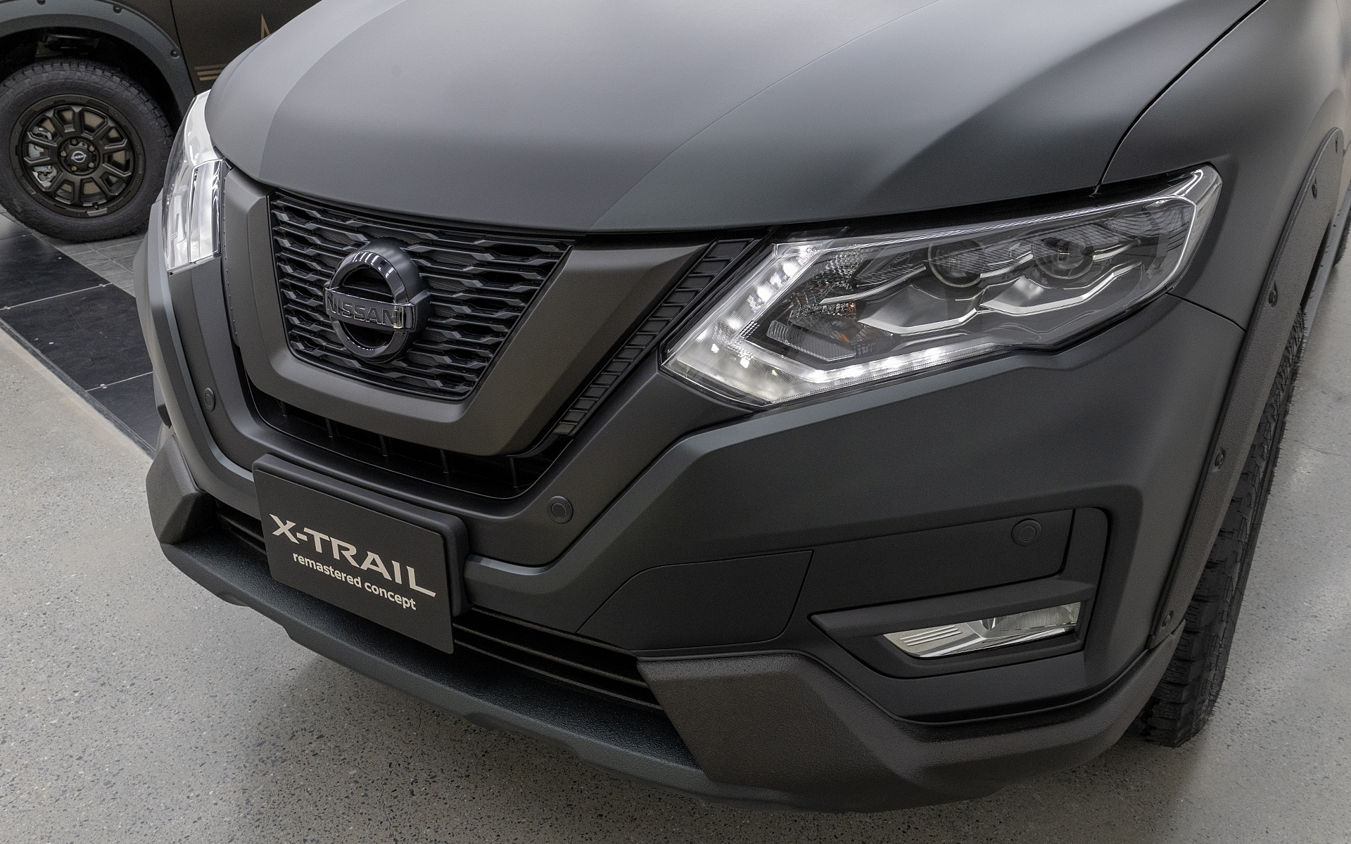 フロントグリルのガーニッシュ部やバンパーの一部はポリウレア樹脂が入った耐久性が高い塗装にて仕上げている。色味はボディ色に近いが塗装の雰囲気が違うので立体感がしっかりと出ている