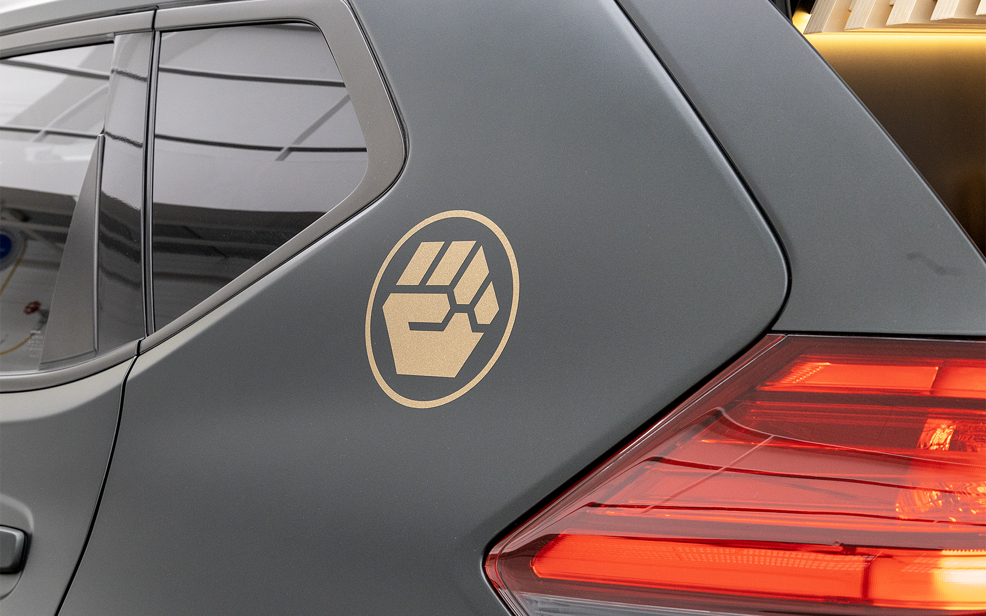 握りこぶしのマークは2023年に出展したエクストレイル・クローラー・コンセプトから引き継ぐもの。エクストレイル・アンワインド・コンセプトも同じマークを付けている