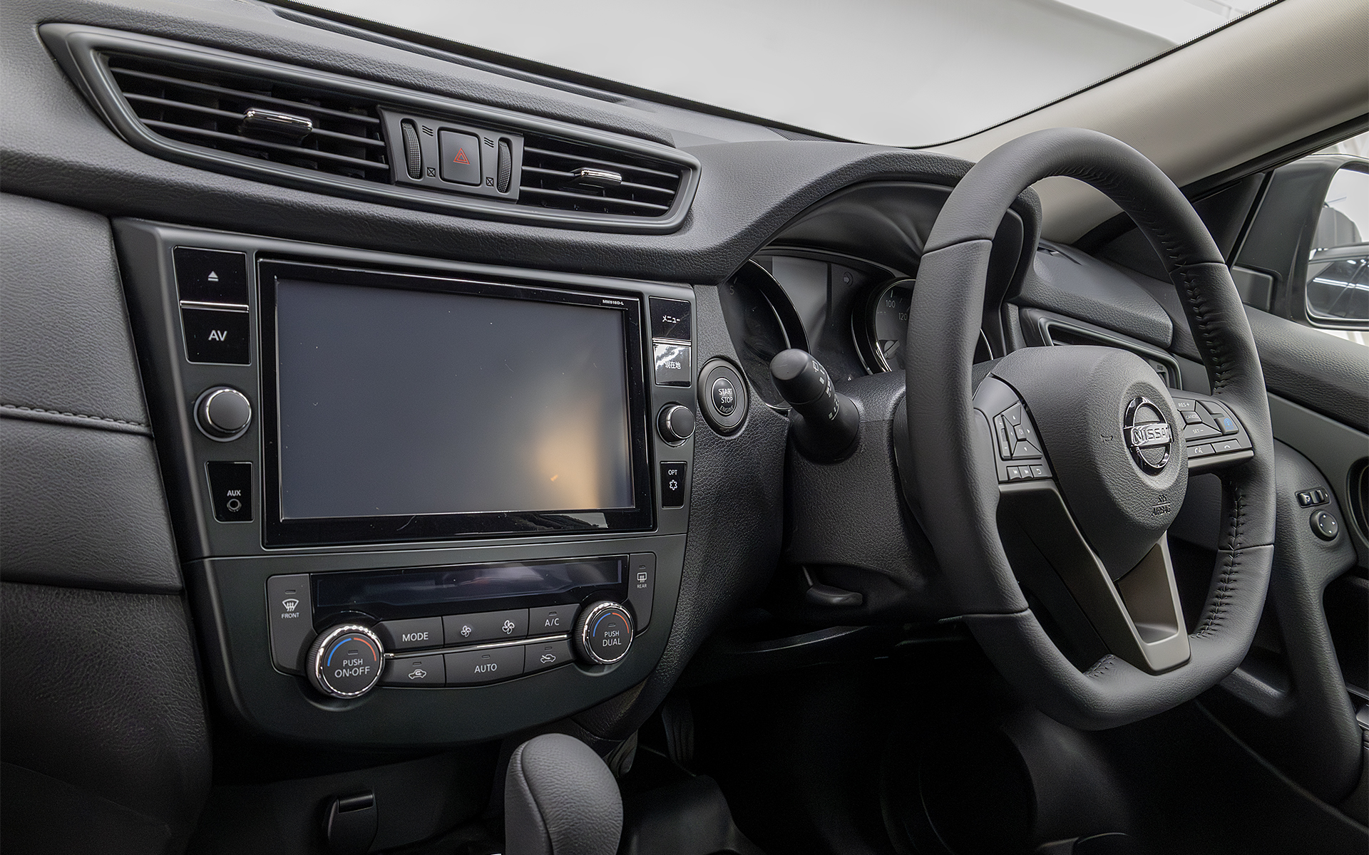 ディスプレイ周辺、スターターボタンのリング、ステアリング、ドアハンドルなどが落ち着いたトーンで処理される