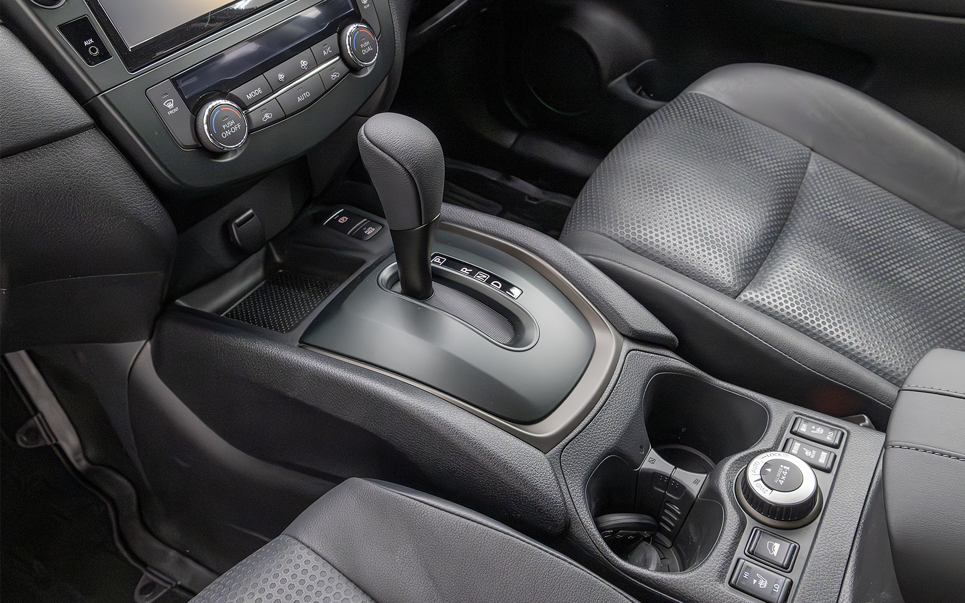 シフトパネル周辺も同様。全体的にアナログレコードが似合う落ち着いた雰囲気になっている