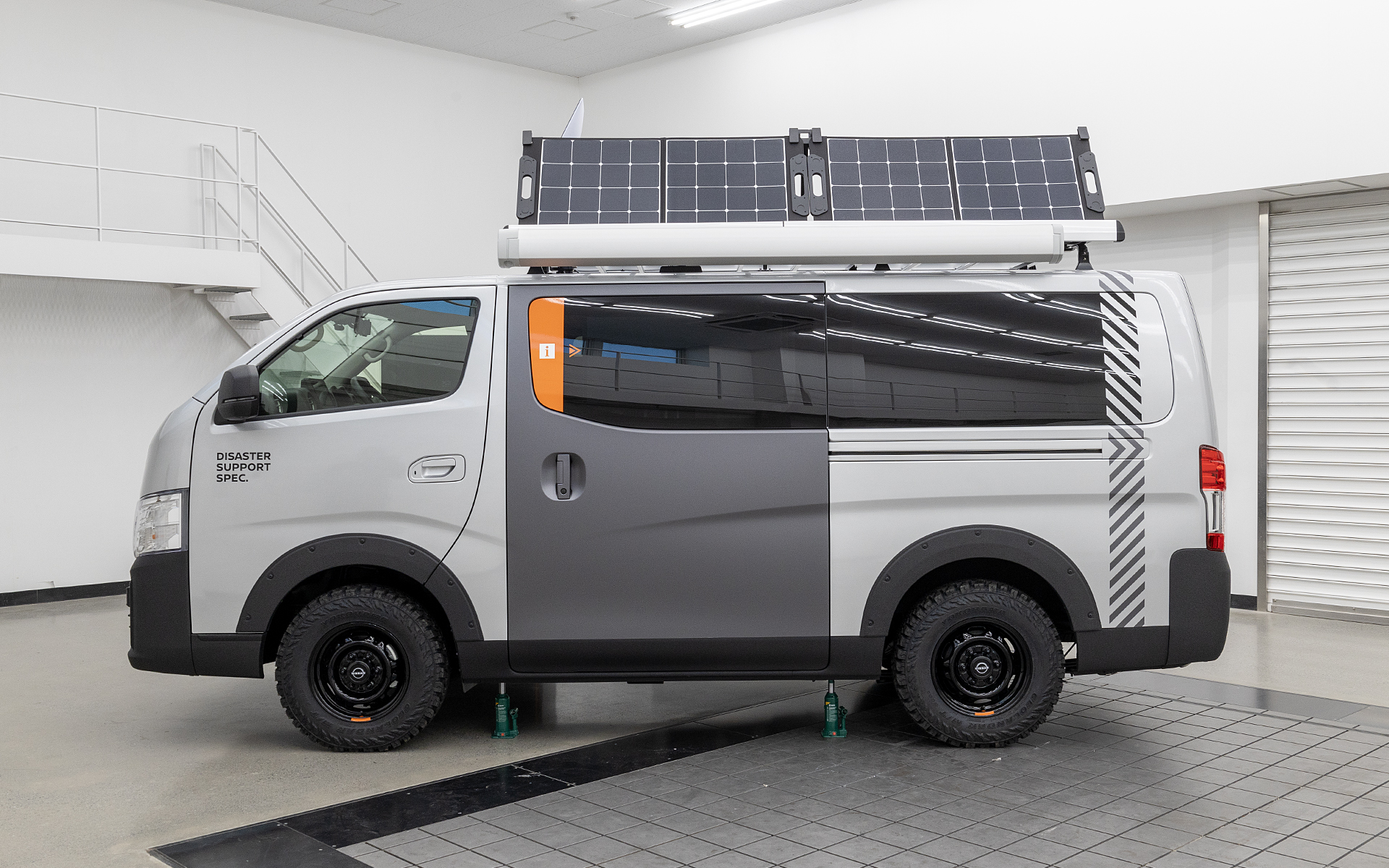 スライドドアの色を変える手法は2021年の「NV350 CARAVAN OFFICE POD CONCEPT」で使われたもの。こういうボディ色の設定があってもいいと感じた