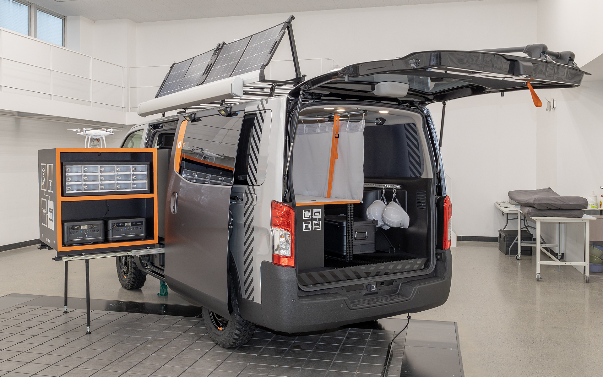 ディザスター・サポート・コンセプトの装備展開状態。左面だ