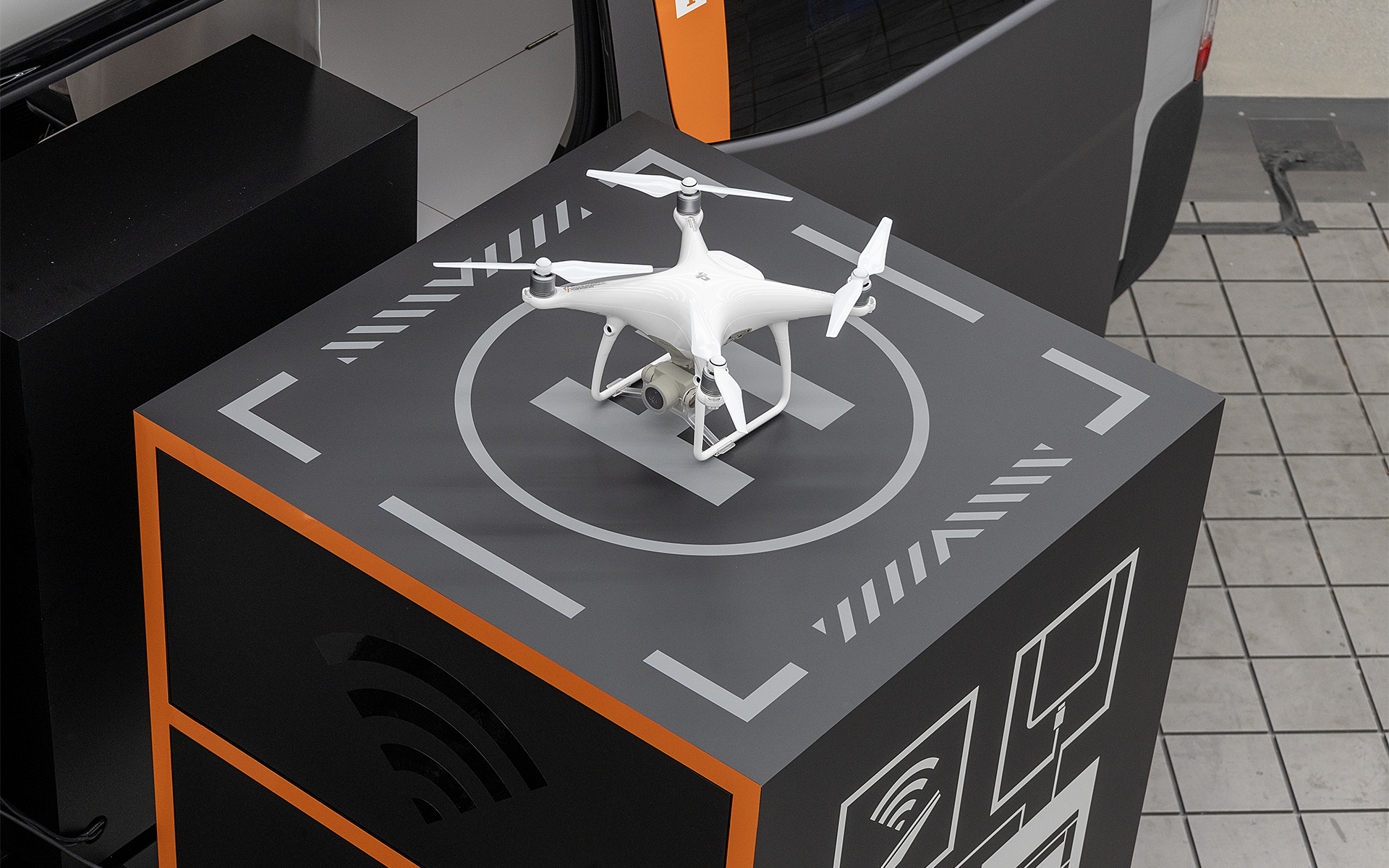 有事の際、ドローンの活用は欠かせないのでヘリポートを用意。ポータブルバッテリはドローンの充電にも使用