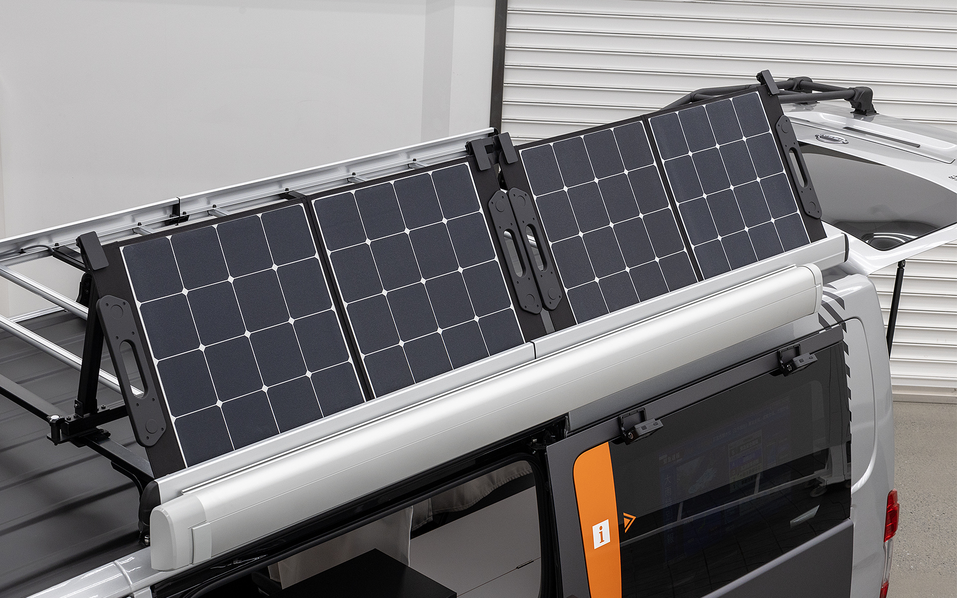 ルーフには日の向きに合わせて角度調整ができるソーラーパネルを装備する