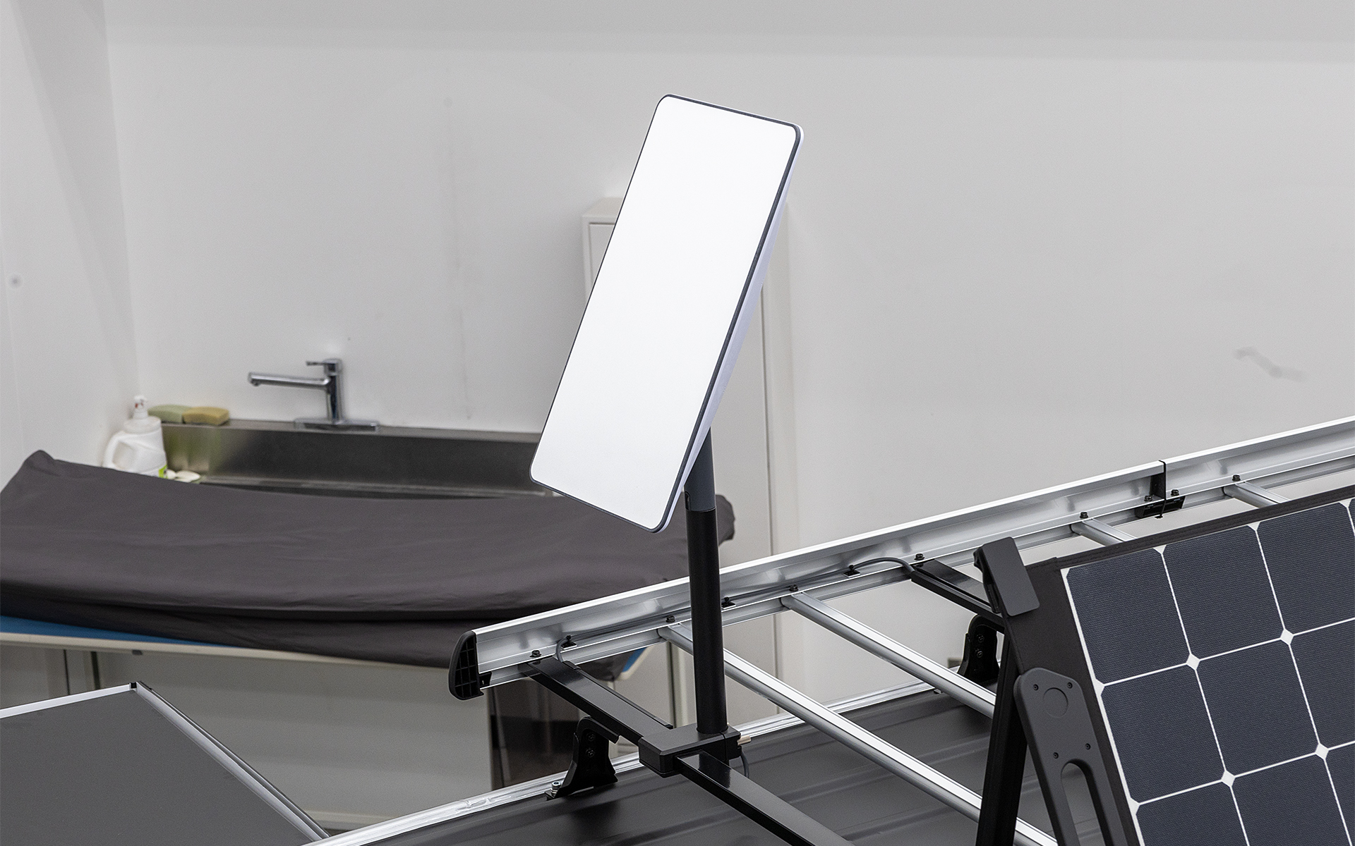 スターリンク通信用アンテナも装備。純正アクセサリーもヘビーデューティーラックに固定するので車体側は無加工