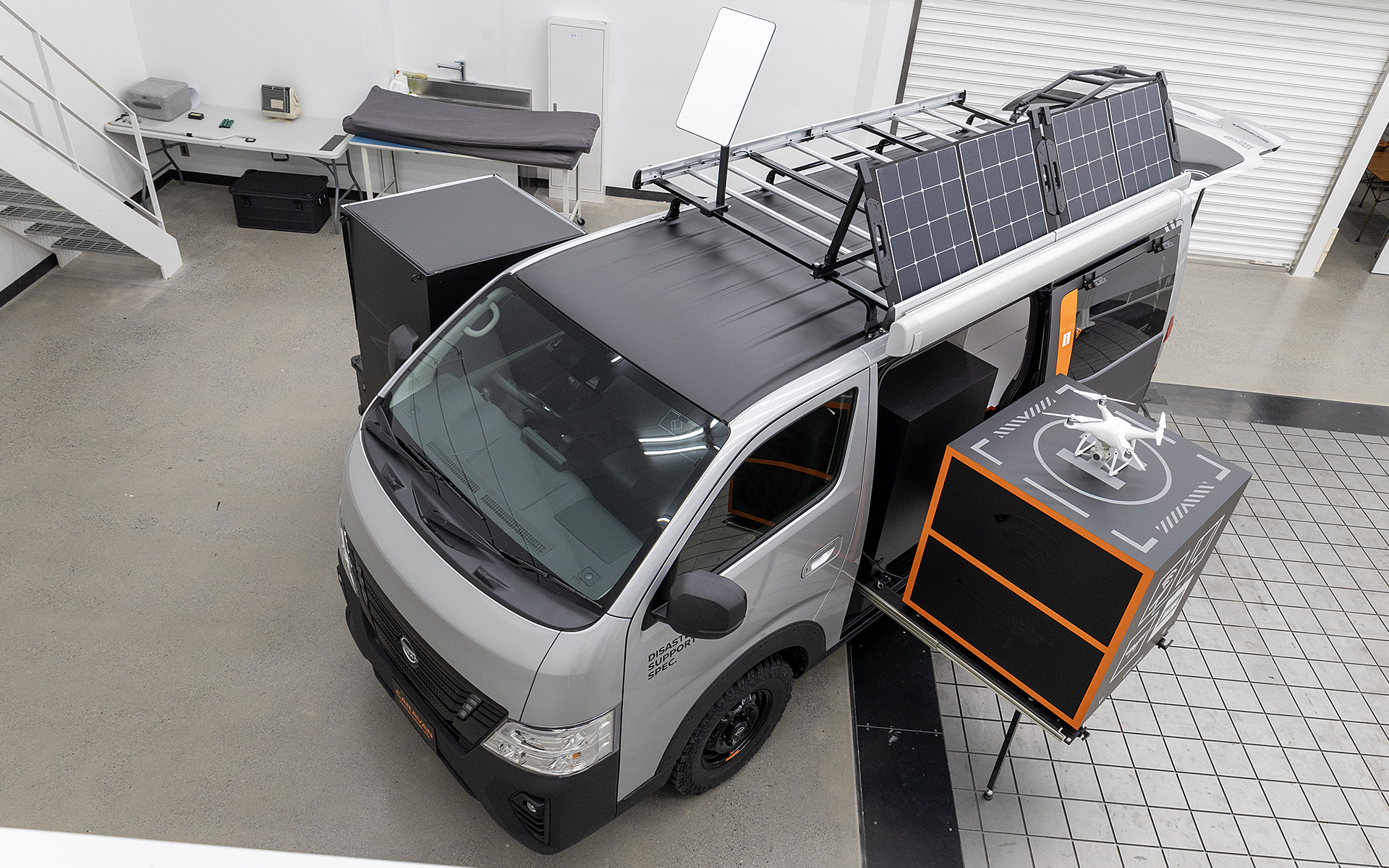 俯瞰からの姿。ルーフには新素材のボディ保護シートを実験的に貼っている。黒い部分がそれだ