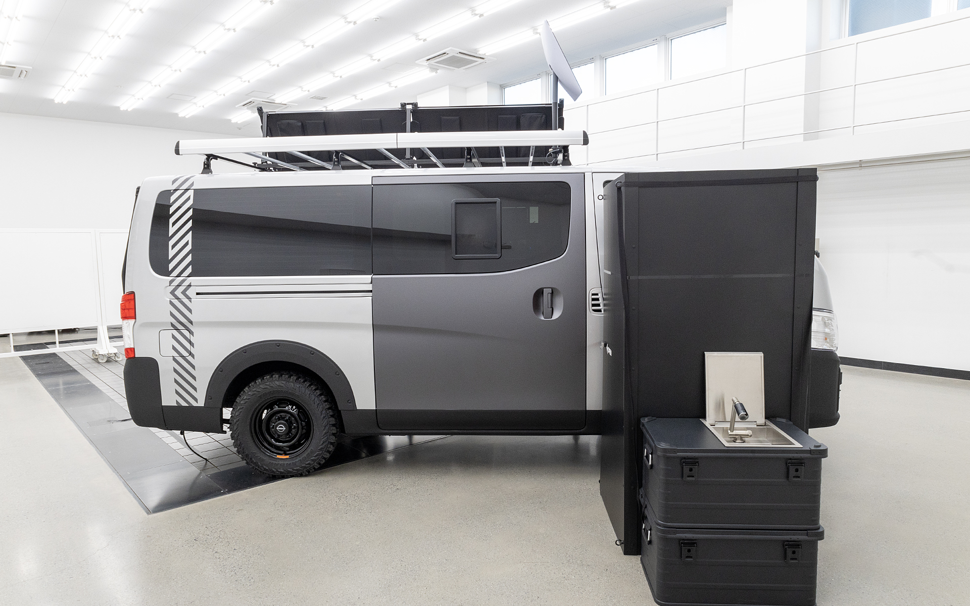 車体右側を見る。車外にあるのは着替えなどができる折りたたみ式の個室。その横は水タンクとシンク