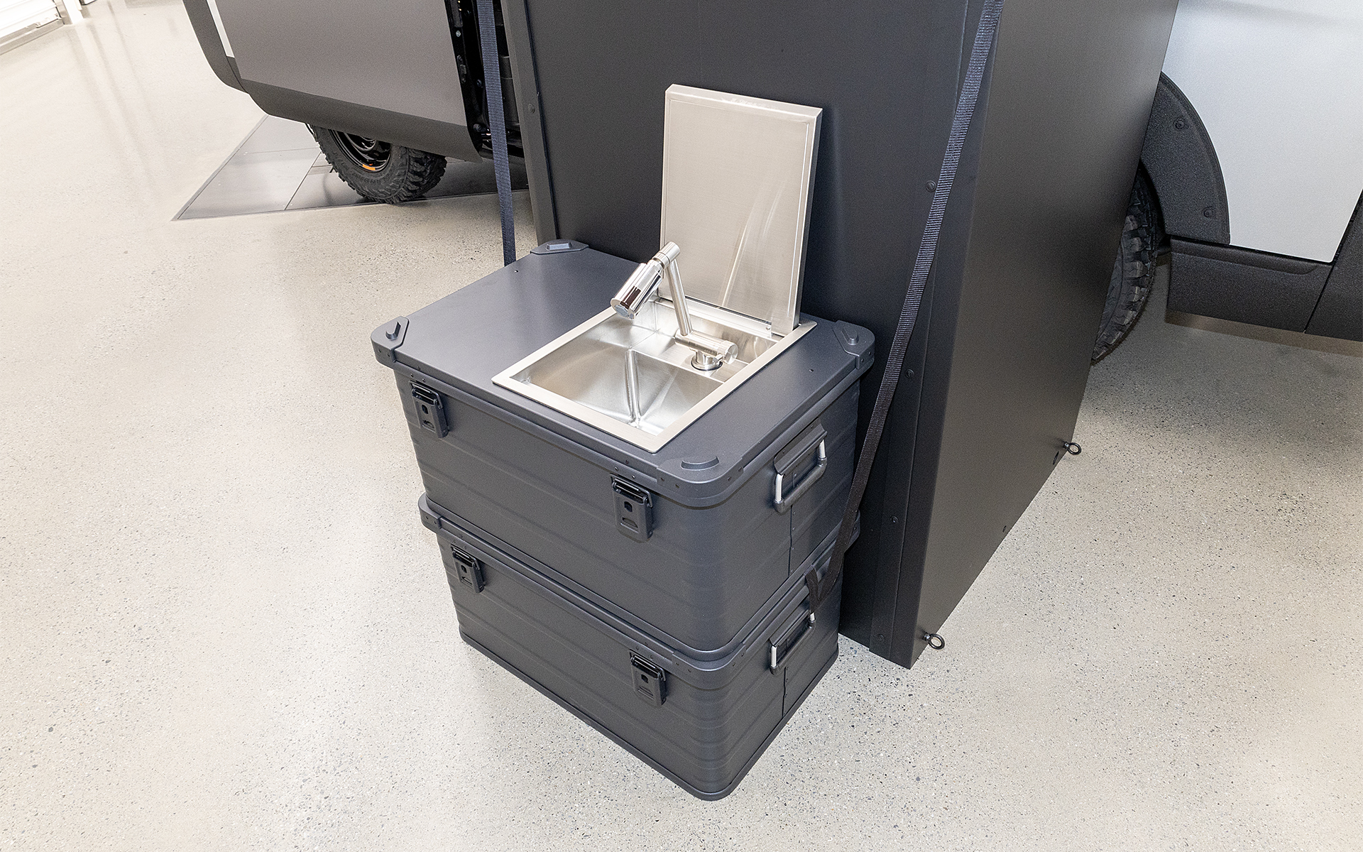 シンク。下のボックスが水タンク