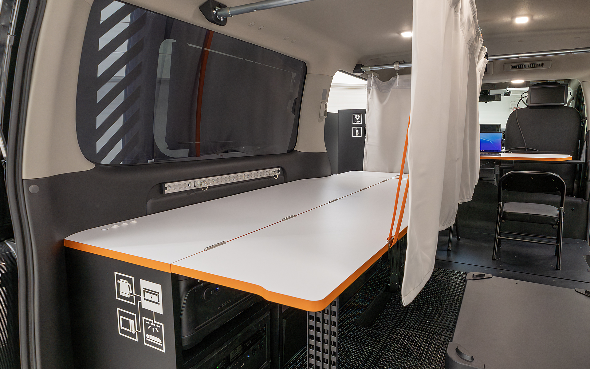 リア側には折りたたみ式のベッドがある。ベッドの端には天井照明用のスイッチがあるので寝てから電気を手動で消すことができる。室内の照明は純正アクセサリーのワークランプ。荷室に6個付けている