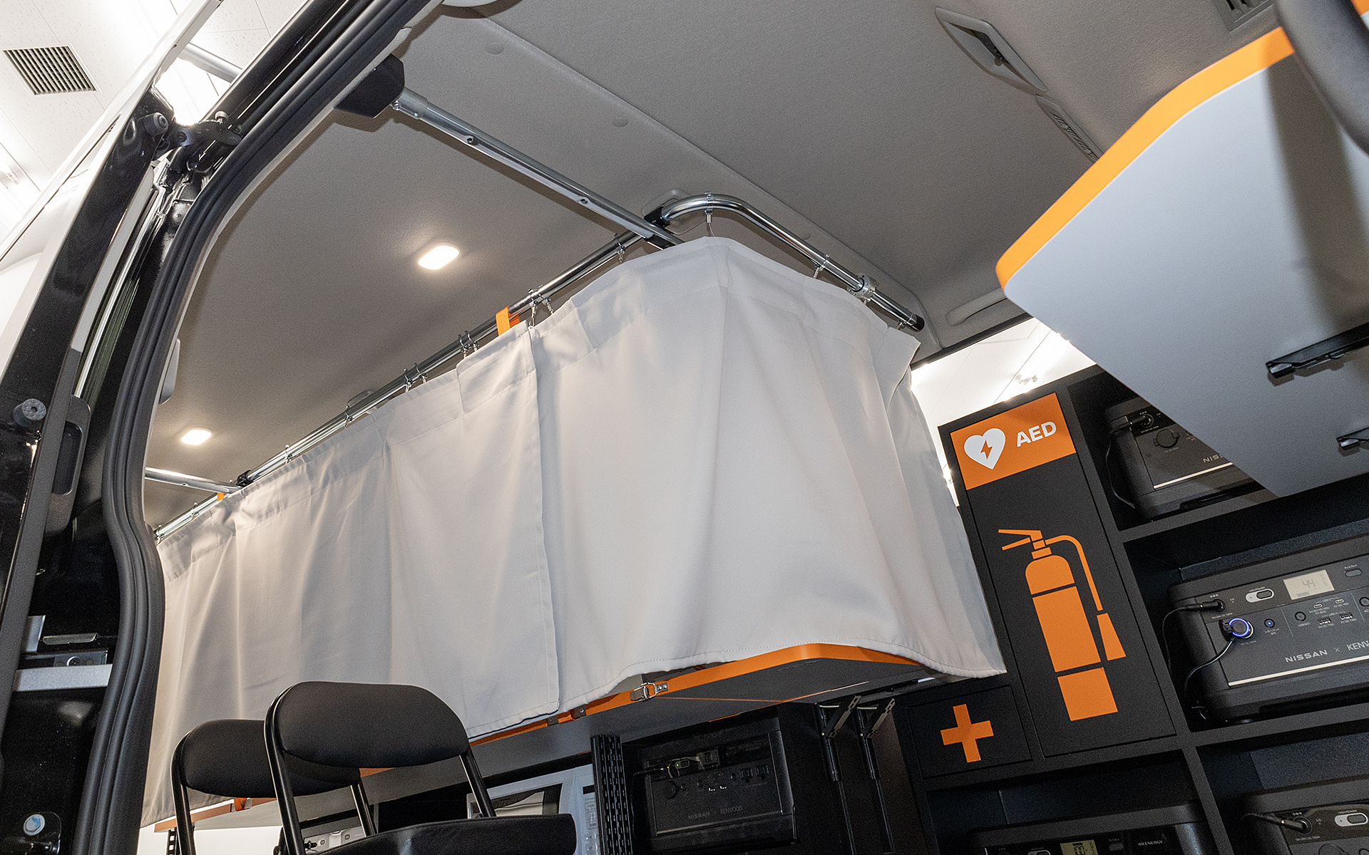 天井にはルーフインナーバーを装着し、それを利用してカーテン用のレールを追加。カーテンレールはワンオフだ