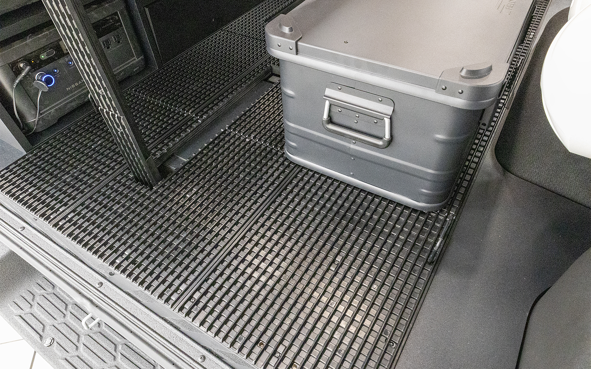 荷室フロアにはパネルが敷かれる。写っているボックスは水タンクで中には水がたっぷり入っていたが、それでも片手で引けるほど摩擦抵抗がなく滑りのいいフロアだった