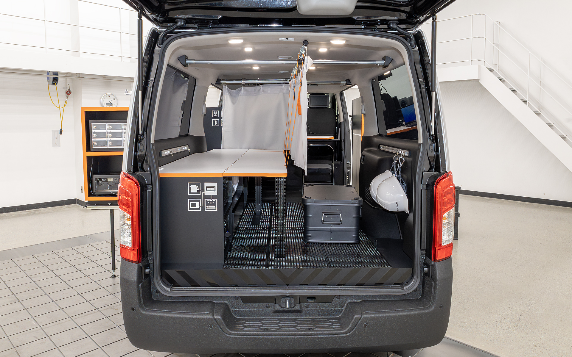 室内全体をリアから見る。テールゲートのガラスには調光フィルムを貼っていて透過も目隠しもスイッチ操作で選べる。また、調光フィルムは投影もできるので、室内にプロジェクターを用意すればモニター代わりになる