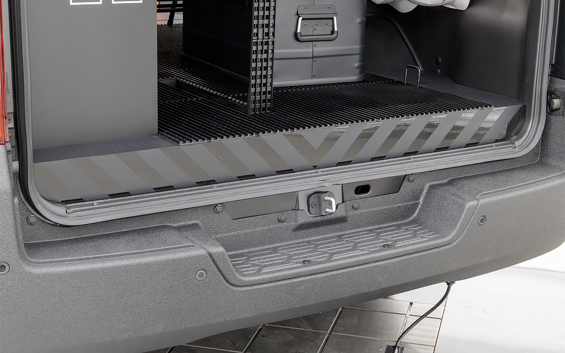 サイドの棚用レールのために底上げしたフロアはこれくらい。固定は元からあるボルト穴を使っている。断面にある模様は「NV350 CARAVAN DISASTER SUPPORT MOBILE-HUB」のときに使っていたデザインを取り入れた