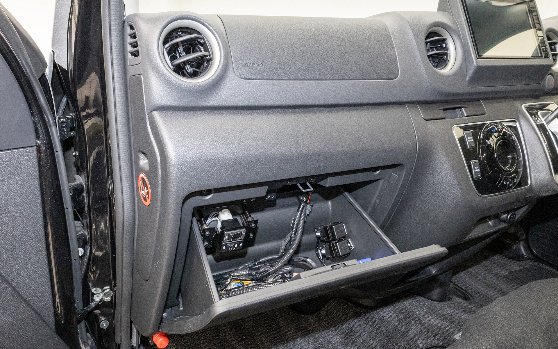 エンジンを止めた状態でも外気導入や送風ができるようブロアファンを別系統で作動させる機能を追加。スイッチはグローブボックスに収めている