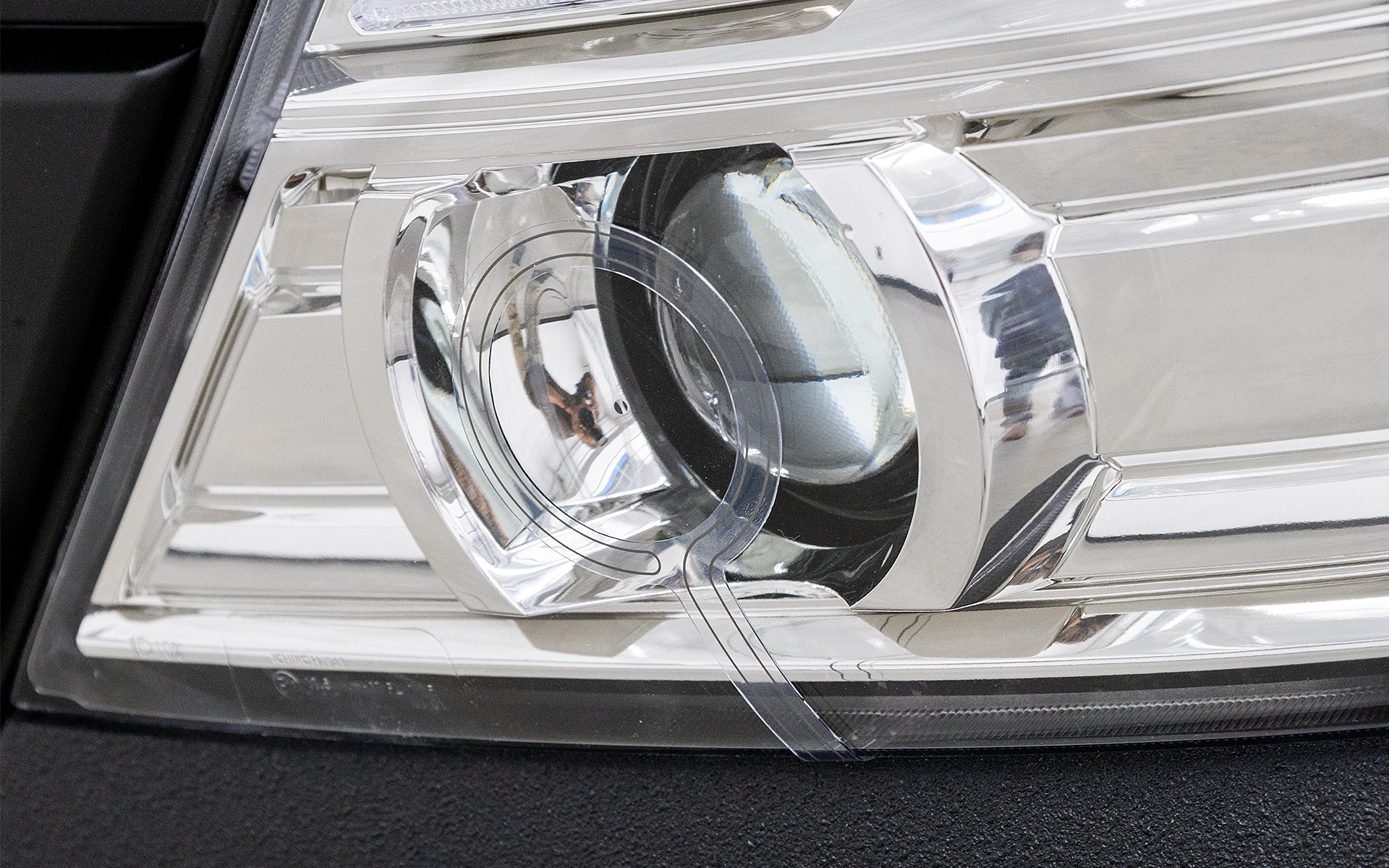 ヘッドランプヒーター。降雪時に雪の付着を防ぐ