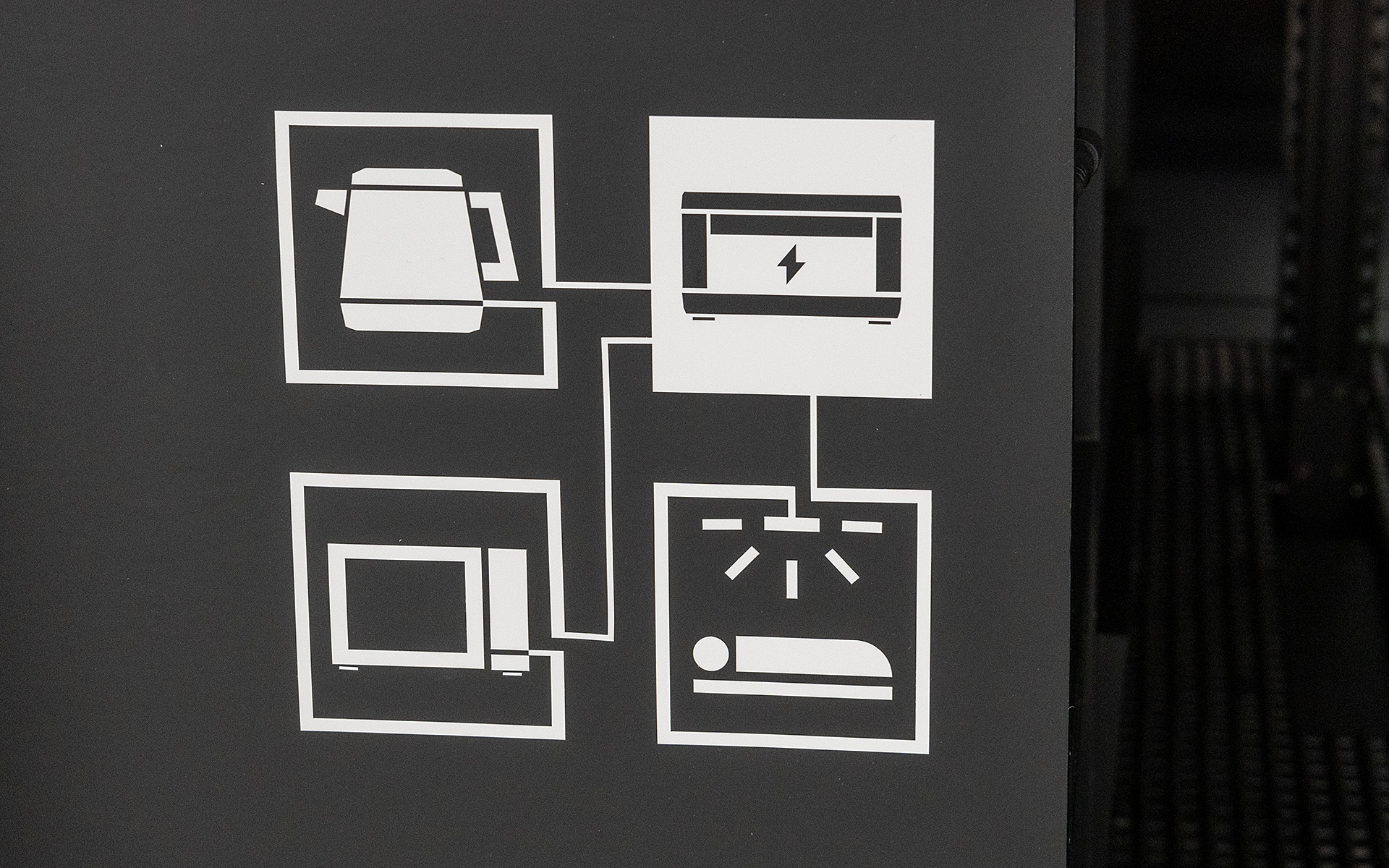 絵であれば日本語が読めない海外の人でもこのクルマの機能が理解できる