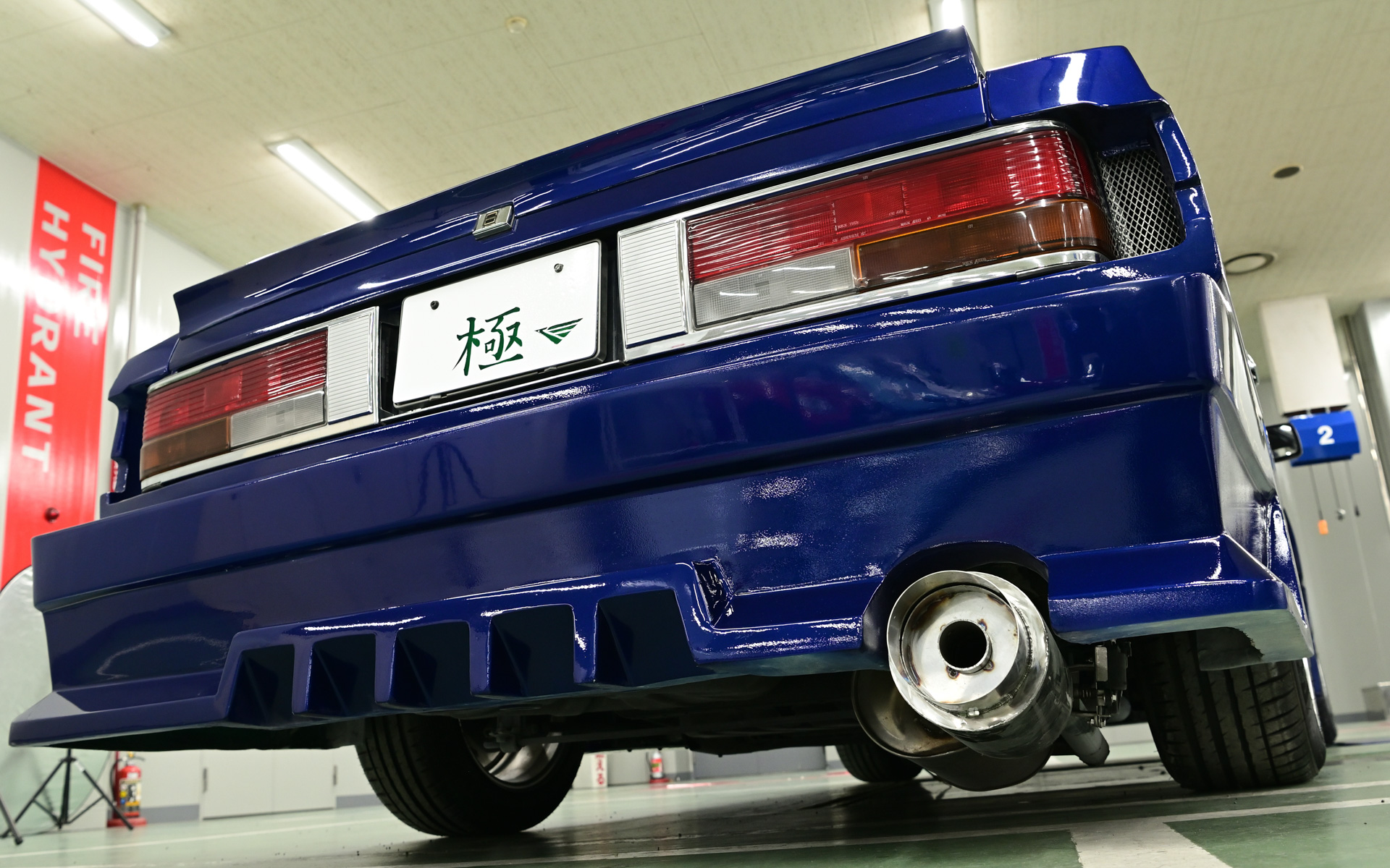 「ブルーバード・極」のコンセプトは、“ラグジュアリー&スポーツ”で、学生たちと同世代のクルマ好きの若者をターゲットに企画。20代前半で、クルマが好き、ドライブが好き、そしてそんな仲間たちと一緒に盛り上がる時間が好き。仲間たちと楽しい時間を過ごすシーンを想像し、豪華でスポーティーに走る、まさに自分の愛車をつくるという思いで製作。日産のDNAを持つ学生たちがクルマの楽しさを表現し、外装、内装、走りにおいて、すべてを極めたいという思いから「ブルーバード・極」と命名。ボディカラーは海や青空を想起させる「オーロラフレアブルーパール」を採用し、若者向けらしく、活動的で若々しい雰囲気を表現した