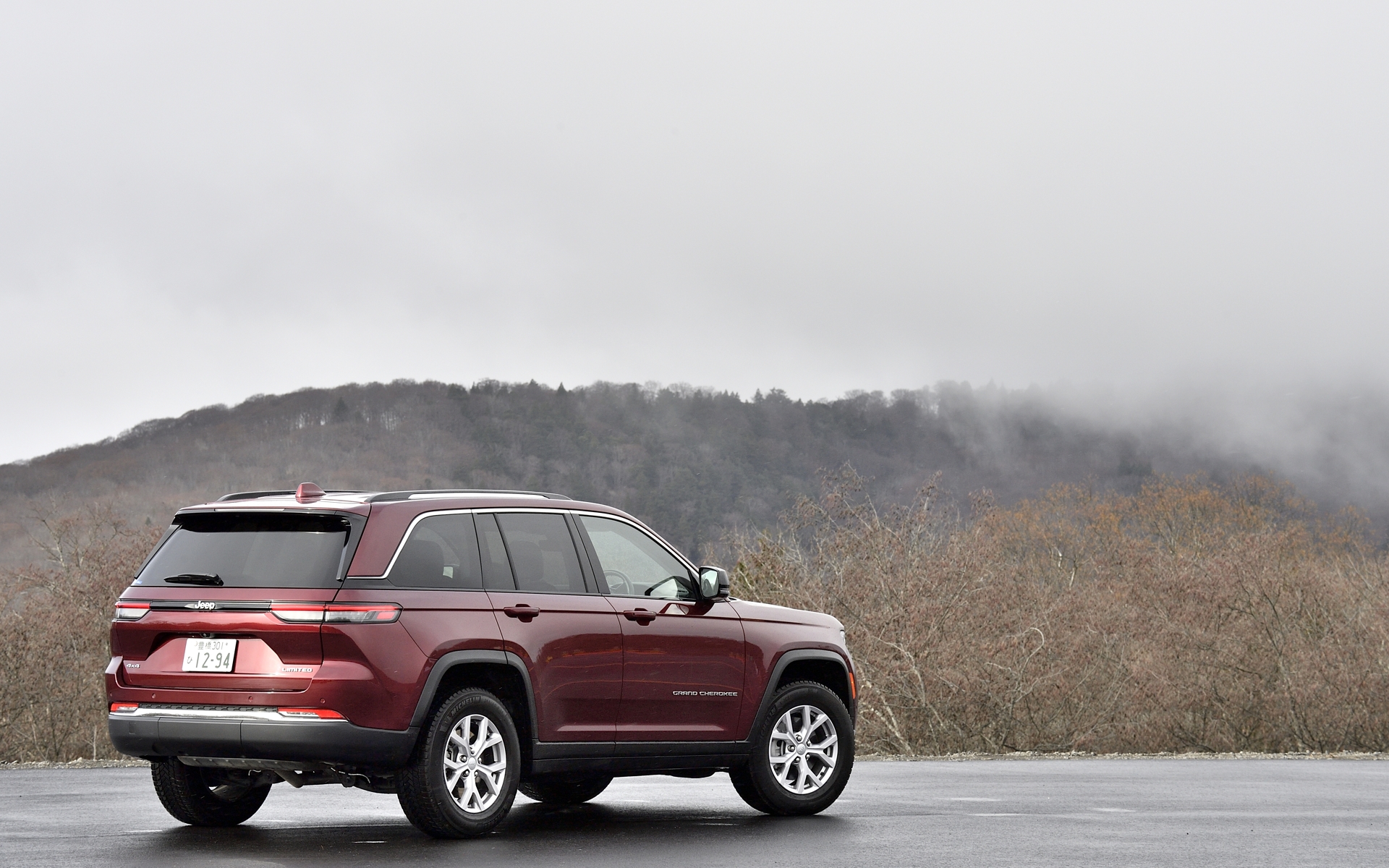 ドライブのお供は、卓越した悪路走破性と長距離ドライブも快適に楽しめるラグジュアリー・グランドツアラーのジープ「グランドチェロキー リミテッド」（830万円）。ボディカラーは鮮やかでありつつもしっとりとした印象の「ヴェルヴェットレッド P/C」（5万5000円高）。ボディサイズは4900×1980×1810mm（全長×全幅×全高）、ホイールベースは2965mm