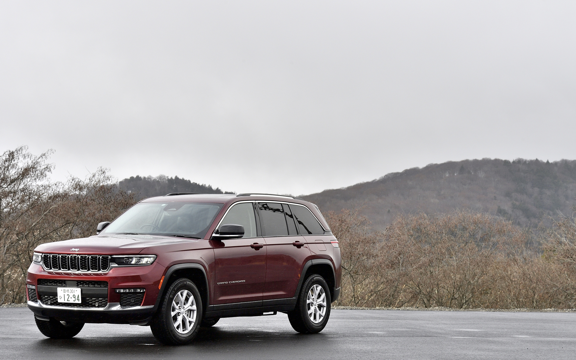 ドライブのお供は、卓越した悪路走破性と長距離ドライブも快適に楽しめるラグジュアリー・グランドツアラーのジープ「グランドチェロキー リミテッド」（830万円）。ボディカラーは鮮やかでありつつもしっとりとした印象の「ヴェルヴェットレッド P/C」（5万5000円高）。ボディサイズは4900×1980×1810mm（全長×全幅×全高）、ホイールベースは2965mm