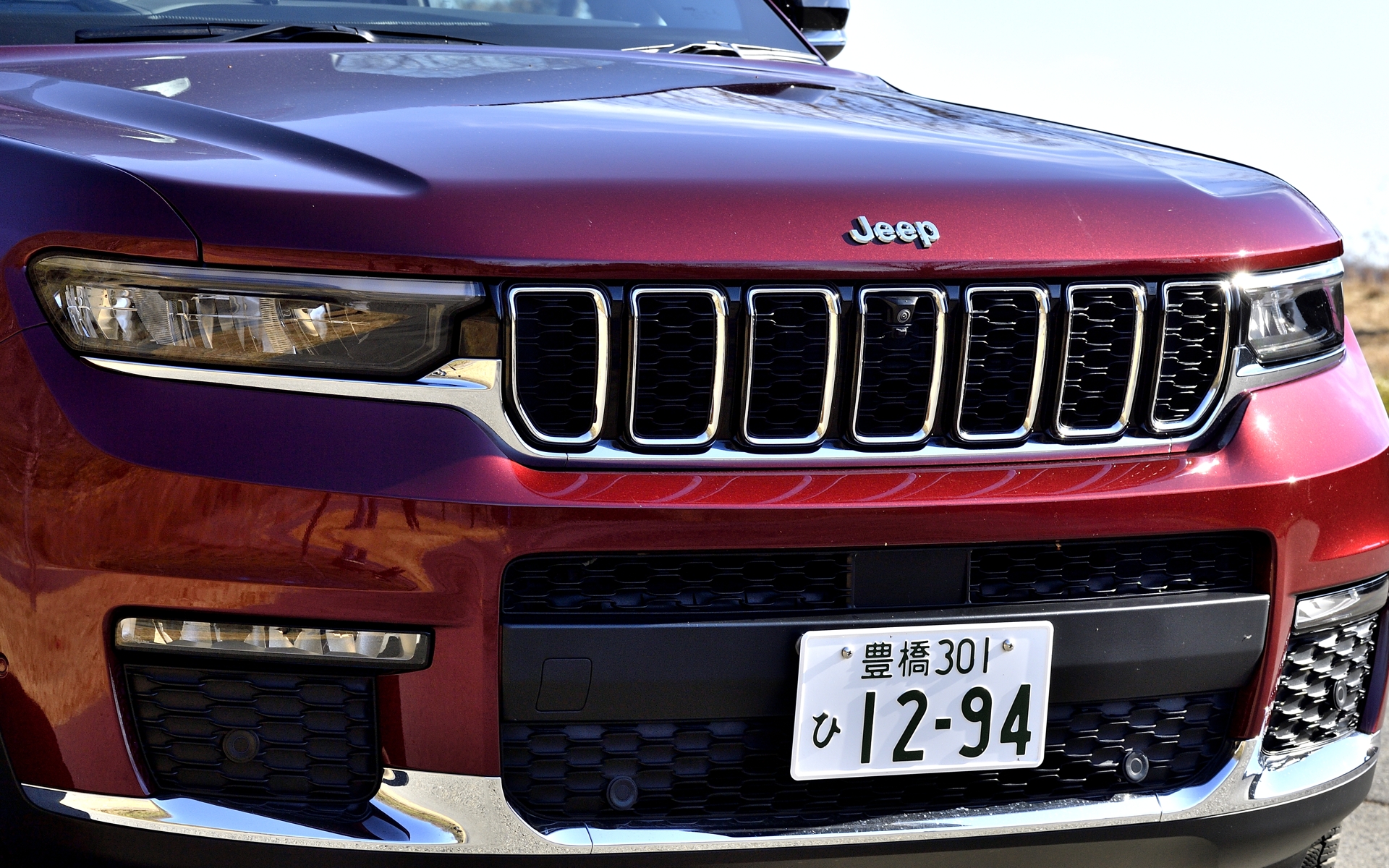 エクステリアデザインは1963年に登場した初代「ワゴニア」にインスピレーションを得ながら、最新のデザイン手法によりモダンに仕上げられた。今回は、冬のアクティビティを楽しむためにミシュランのスタッドレスタイヤ「X-ICE SNOW SUV」（265/60R18）を装着