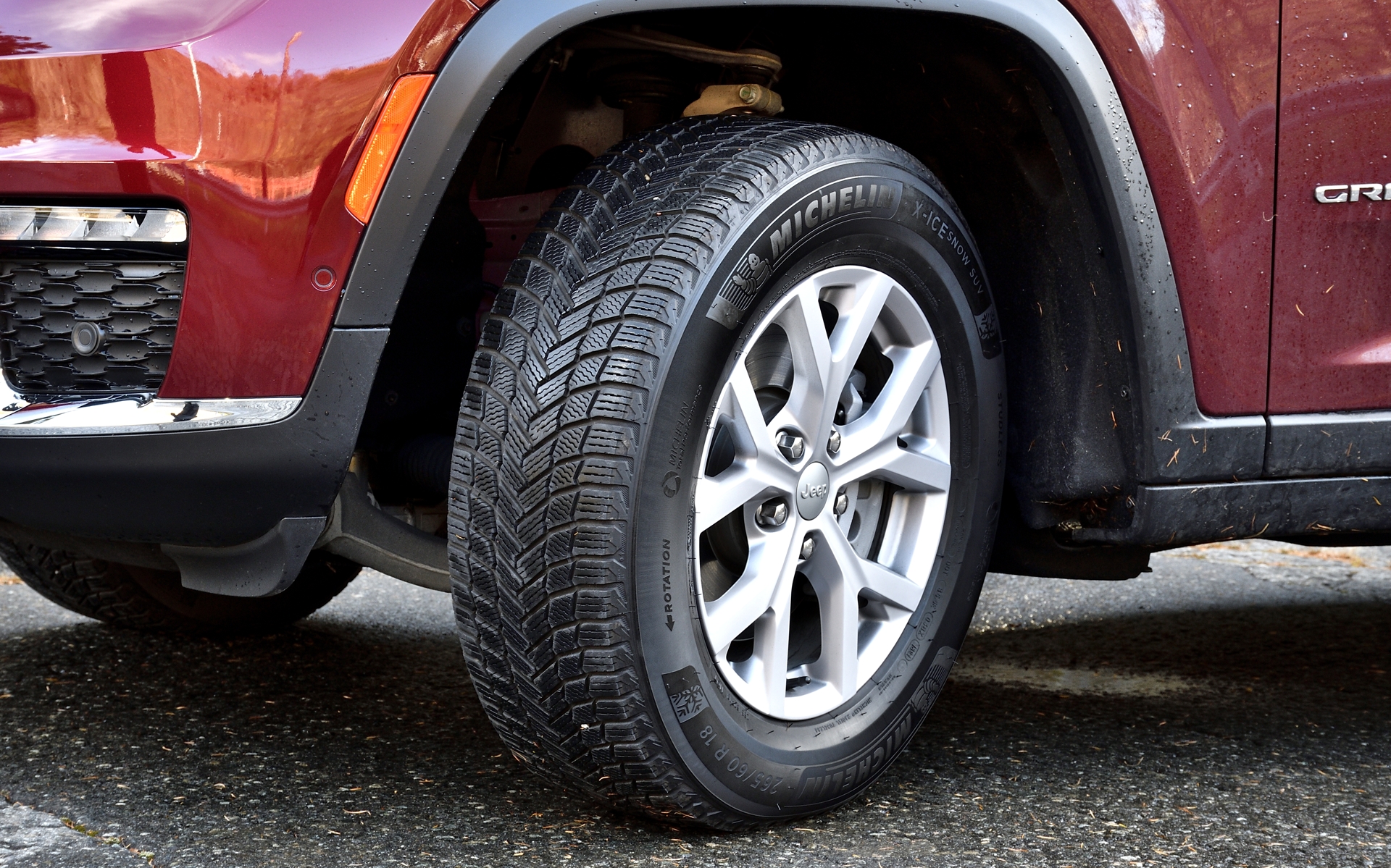 エクステリアデザインは1963年に登場した初代「ワゴニア」にインスピレーションを得ながら、最新のデザイン手法によりモダンに仕上げられた。今回は、冬のアクティビティを楽しむためにミシュランのスタッドレスタイヤ「X-ICE SNOW SUV」（265/60R18）を装着