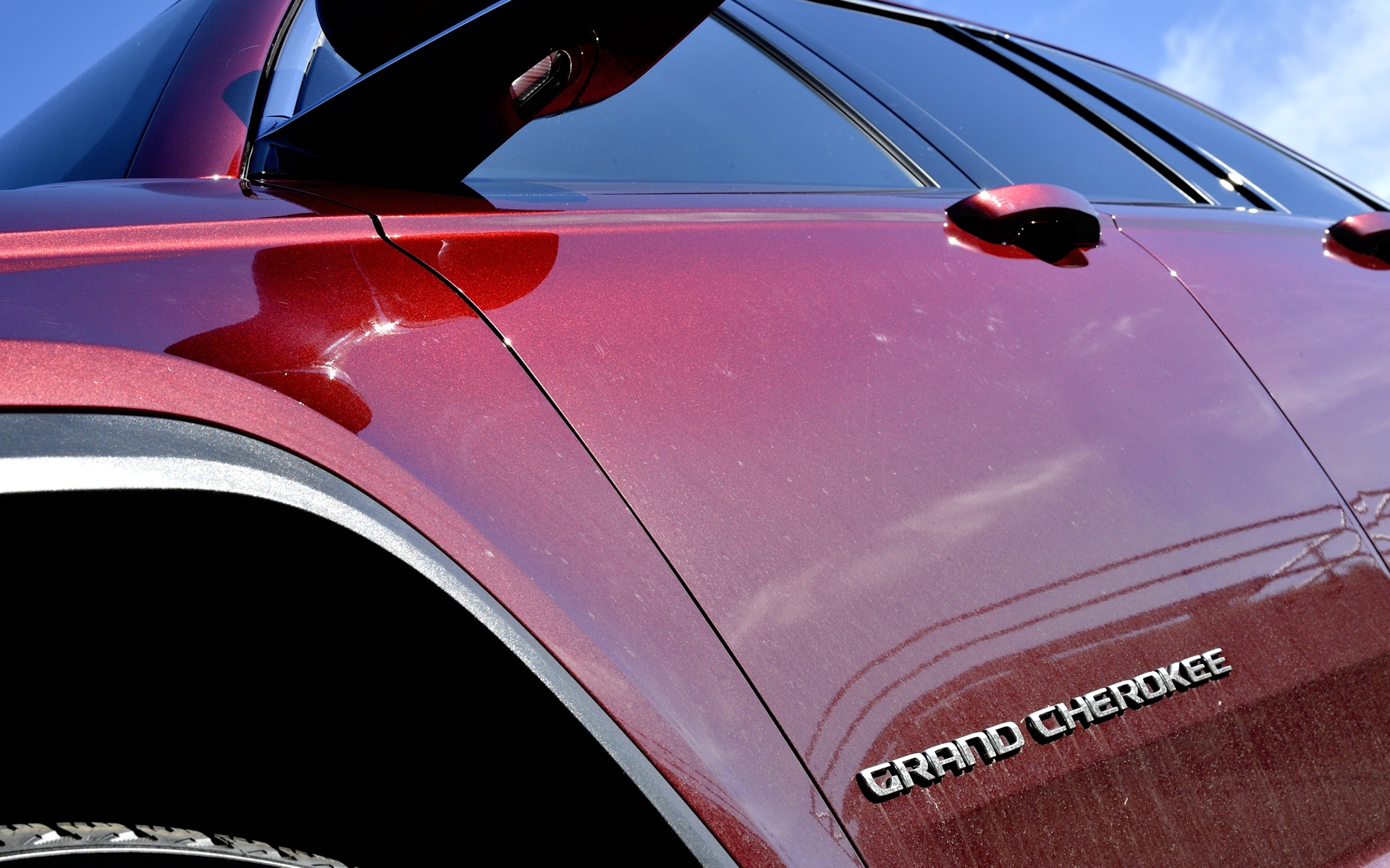 フロントドアに「GRAND CHEROKEE」のエンブレムを装着