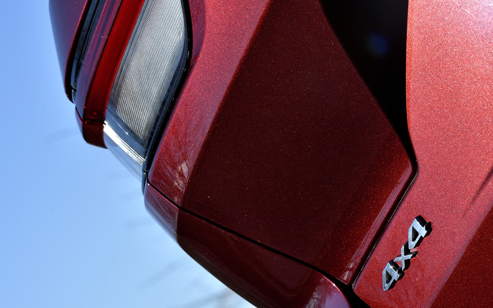 リアにさりげなく光るJeep 4×4システムのエンブレムが高い走破性を主張する