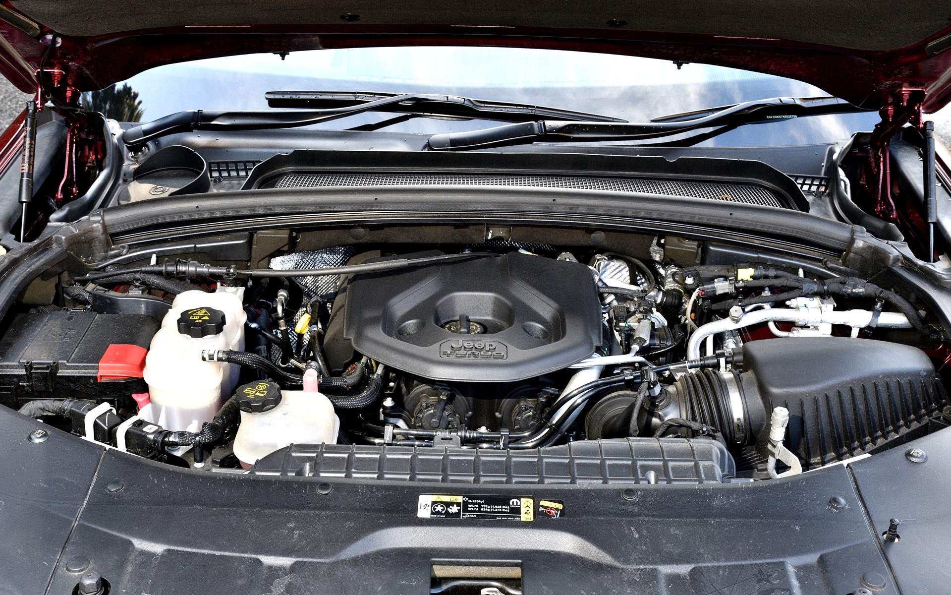 最高出力200kW（272PS）/5250rpm、最大トルク400Nm（40.8kgfm）/3000rpmを発生する直列4気筒2.0リッターターボエンジンを搭載。トランスミッションには8速ATを組み合わせ、4輪を駆動する