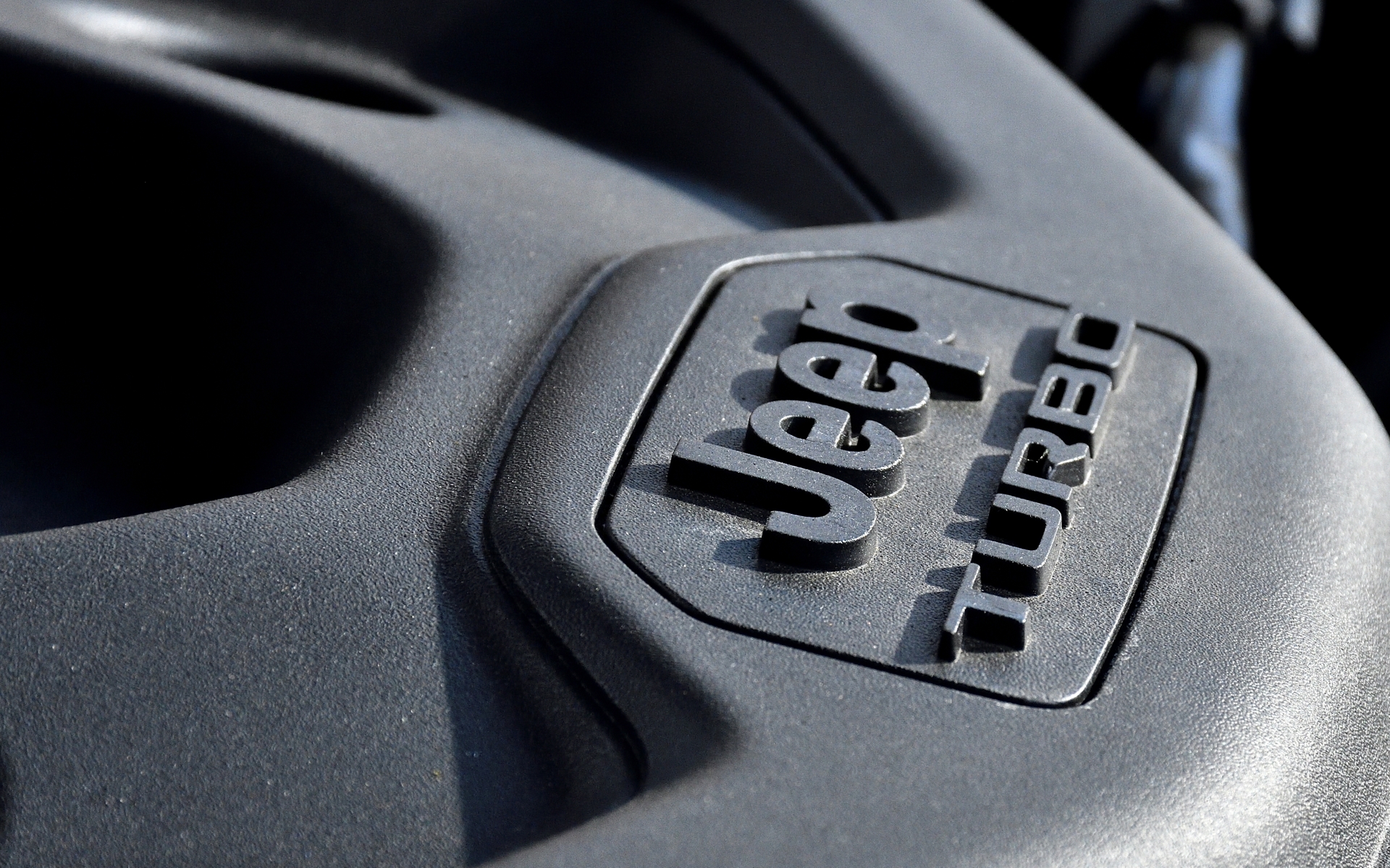 最高出力200kW（272PS）/5250rpm、最大トルク400Nm（40.8kgfm）/3000rpmを発生する直列4気筒2.0リッターターボエンジンを搭載。トランスミッションには8速ATを組み合わせ、4輪を駆動する