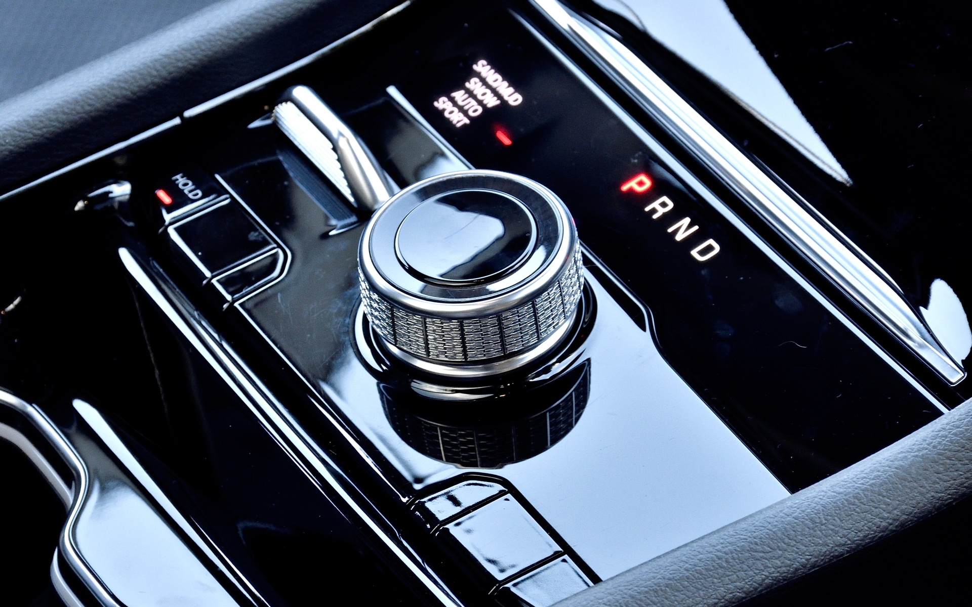 シフトはダイヤル式。シフト左側にはさまざまな路面状況に適した走行モードを選択できるセレクテレインシステムのトグルを配置