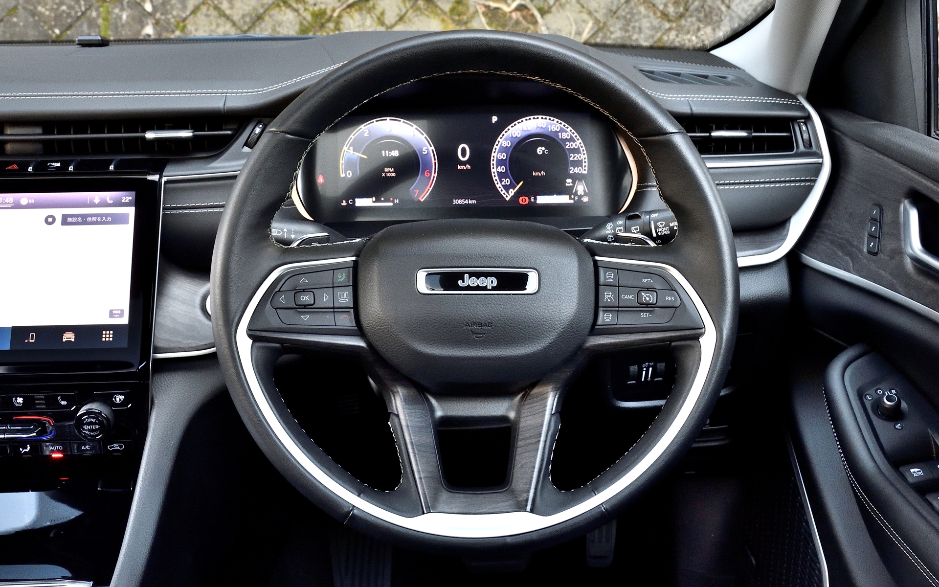 滑らかな手触りのテクノレザーステアリングホイール