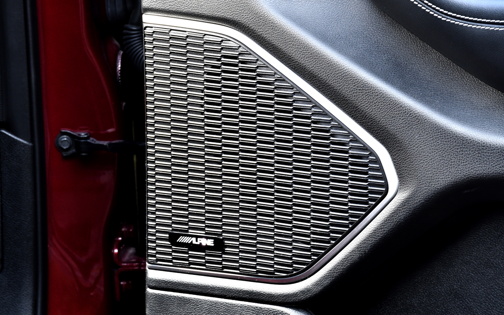 Alpine製プレミアムサウンドシステム（スピーカー9基/サブウーハー1基）を標準装備