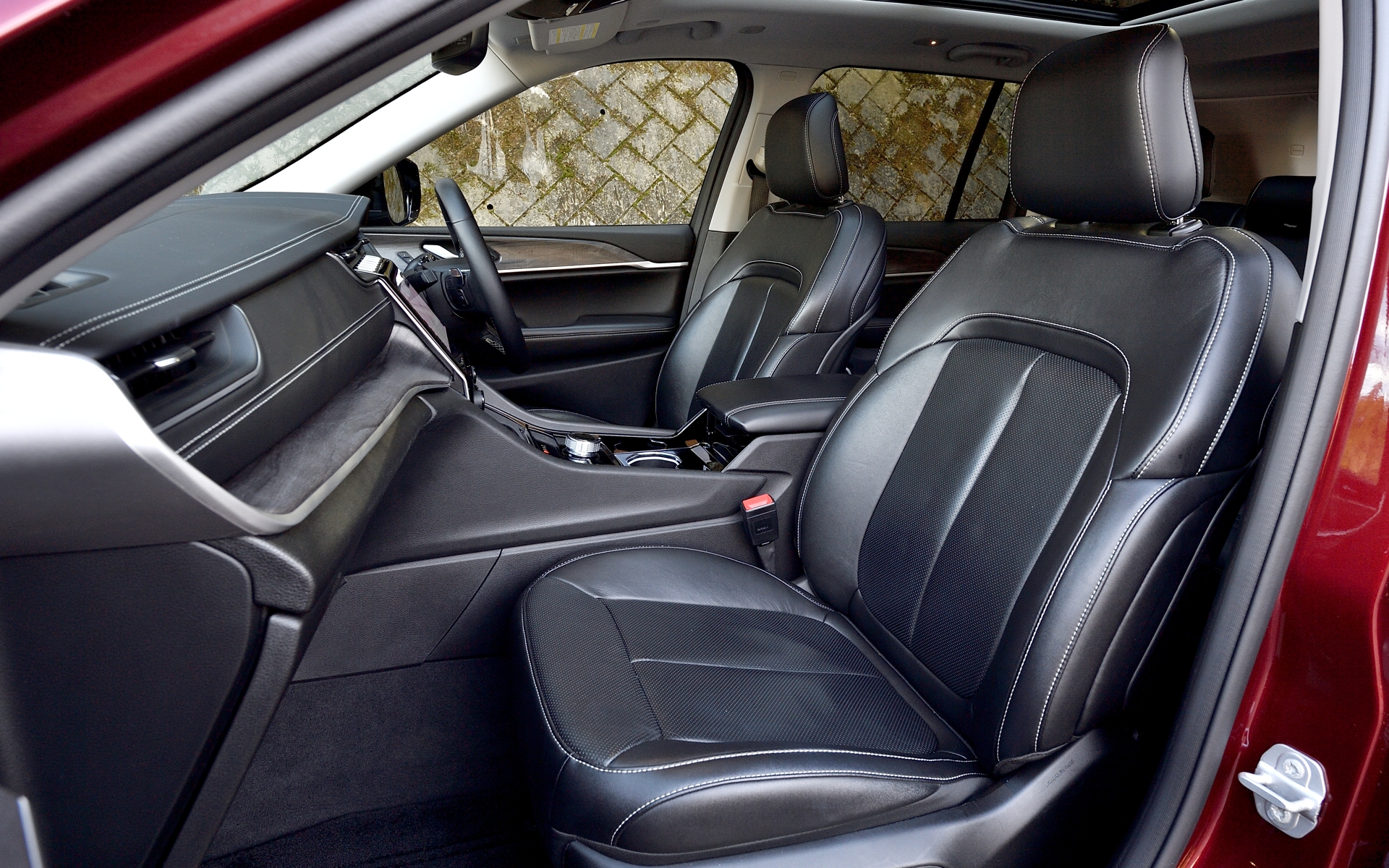 ブラックの合成皮革シートで引き締まった雰囲気を演出。フロント/リアともにシートヒーターが標準装備となるので、冬の寒さを和らげながらドライブを存分に楽しめる