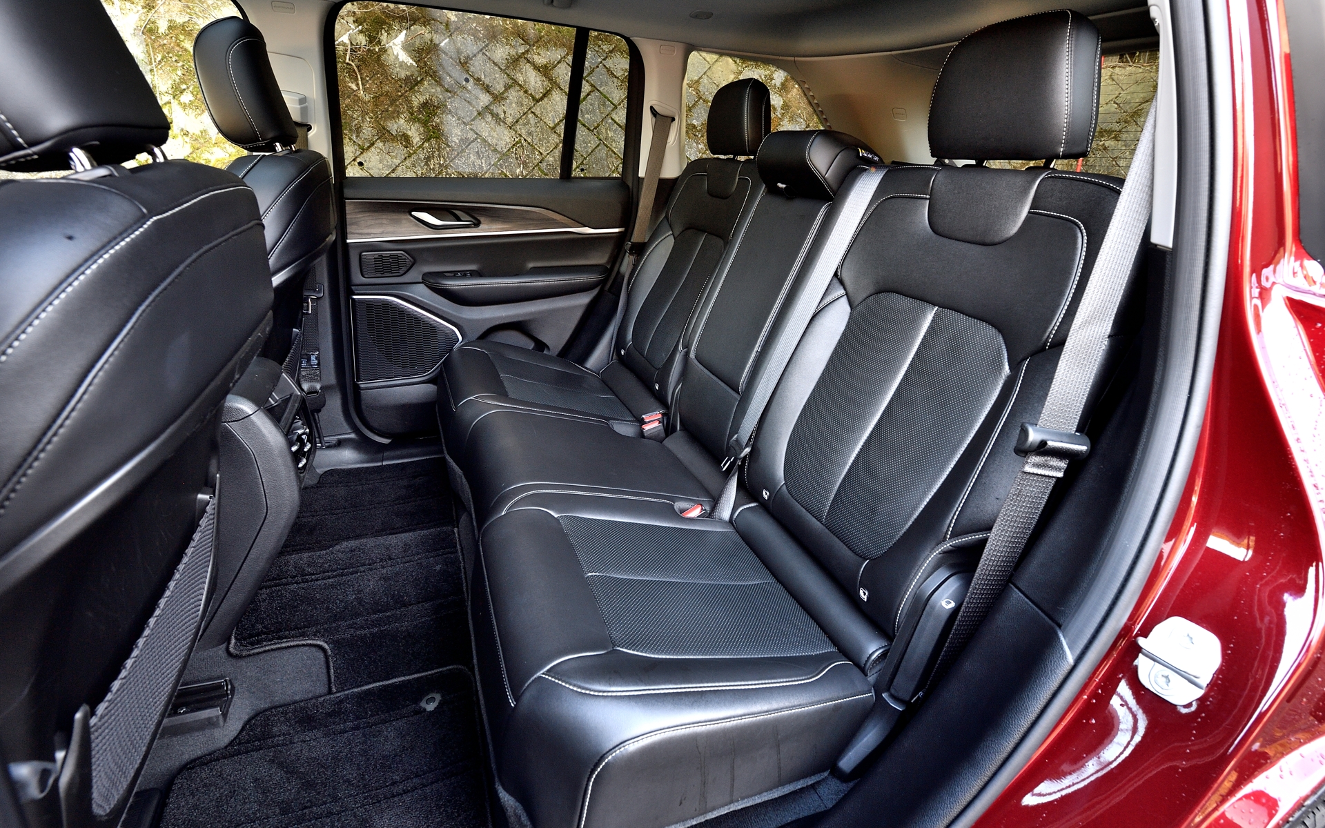 ブラックの合成皮革シートで引き締まった雰囲気を演出。フロント/リアともにシートヒーターが標準装備となるので、冬の寒さを和らげながらドライブを存分に楽しめる