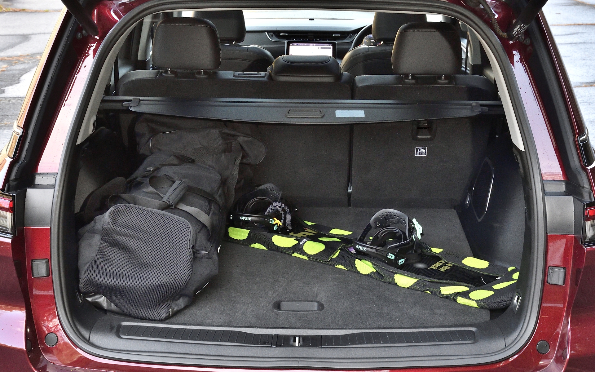 1人分のスノーボード、ブーツ、ウェアを載せてもまだ十分なゆとりがある