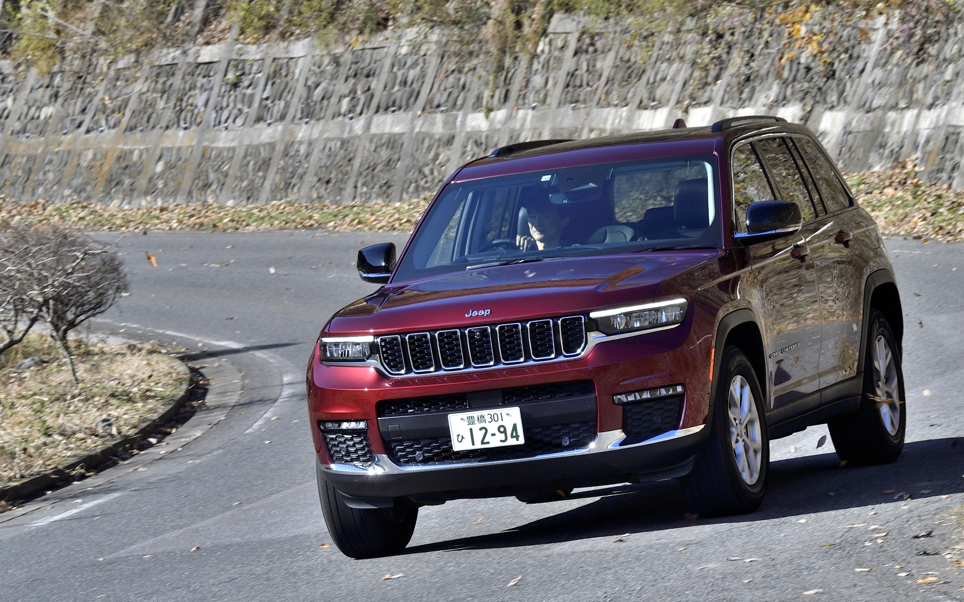 スタッドレスタイヤを履いていても、グランドチェロキーの走りと乗り味は変わらず快適