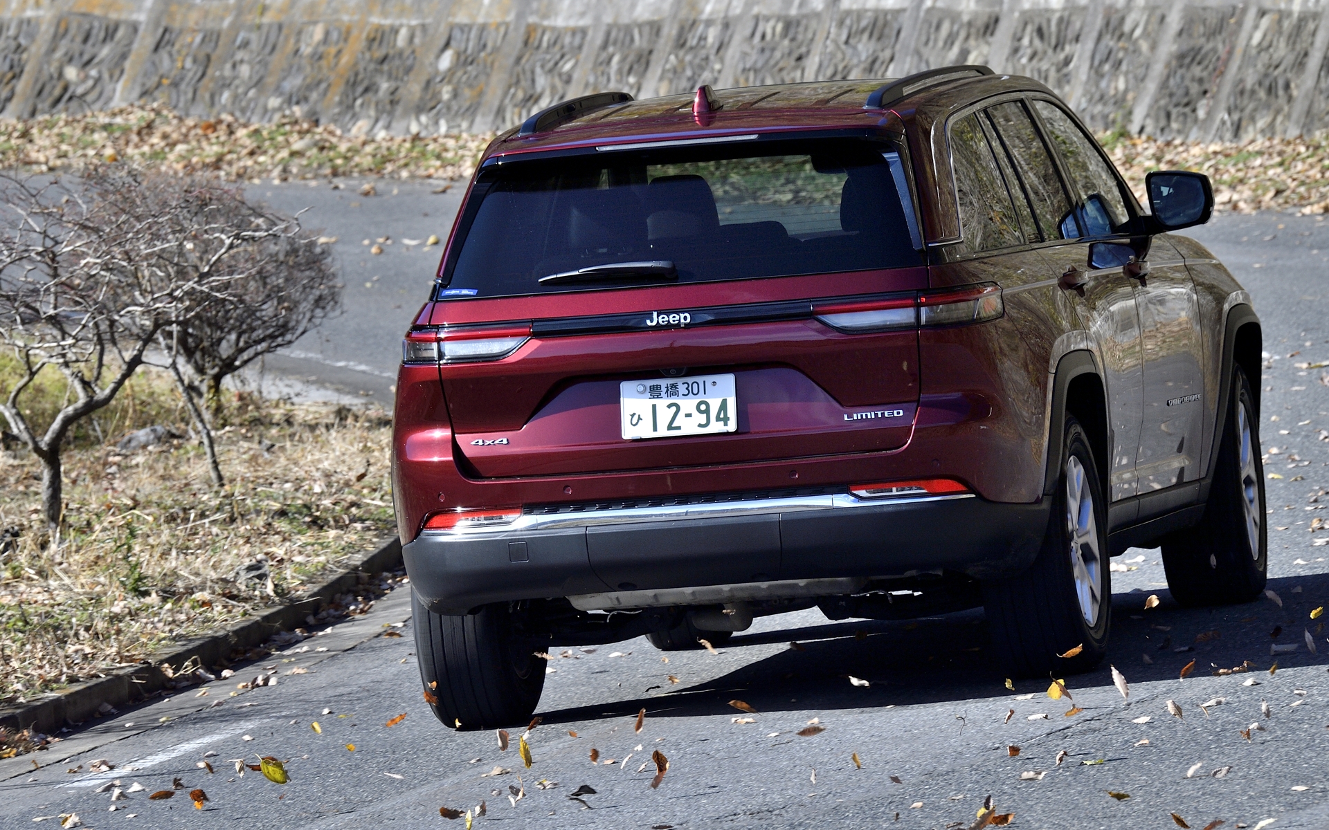 スタッドレスタイヤを履いていても、グランドチェロキーの走りと乗り味は変わらず快適