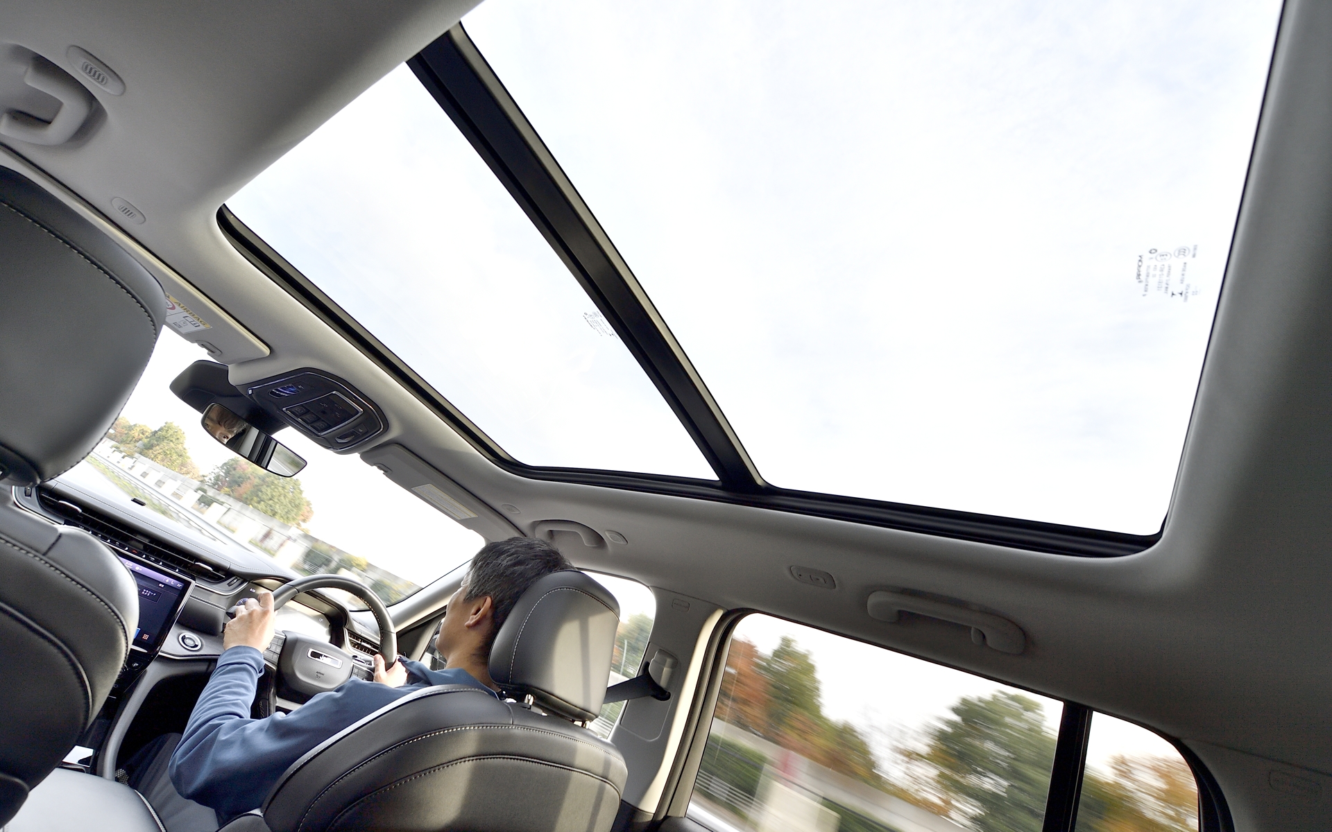 リミテッドではオプション装備となるコマンドビュー デュアルペインパノラミックサンルーフ。冬はさすがにオープンエア……とはいかないが、明るいドライブが楽しめる