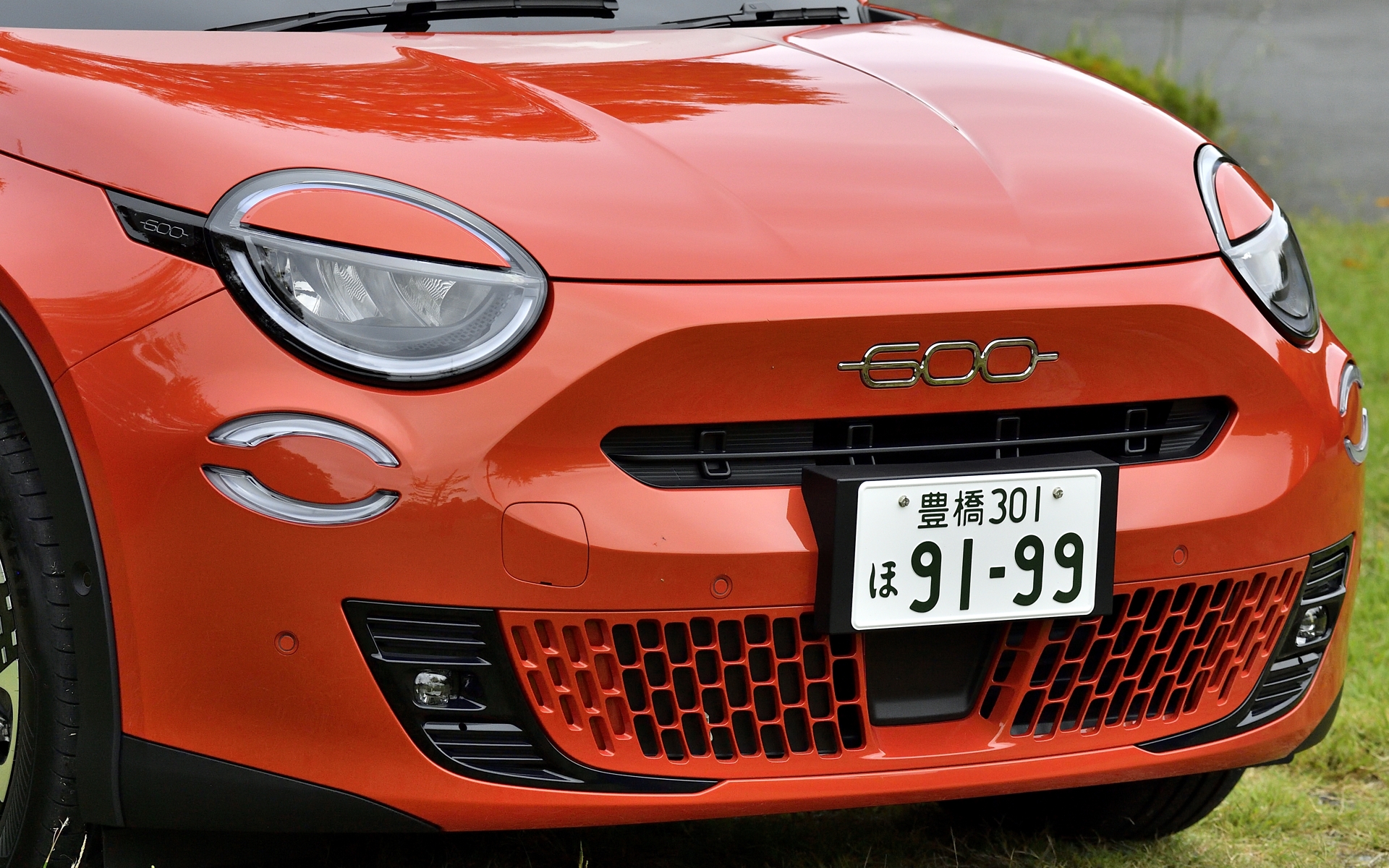 初代「600」や「500e」のデザインアクセントを継承した丸みのあるフォルムのエクステリアデザイン