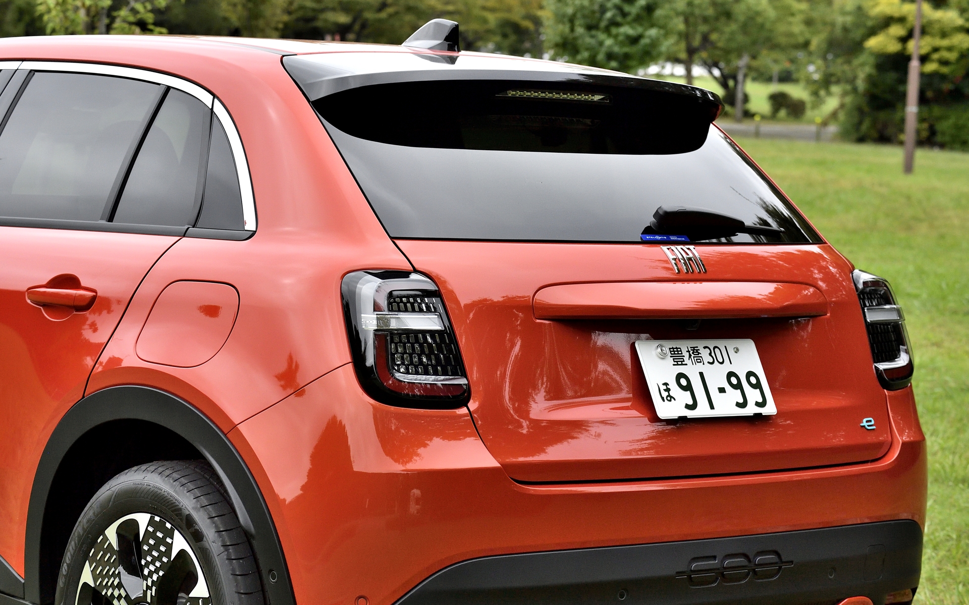 初代「600」や「500e」のデザインアクセントを継承した丸みのあるフォルムのエクステリアデザイン