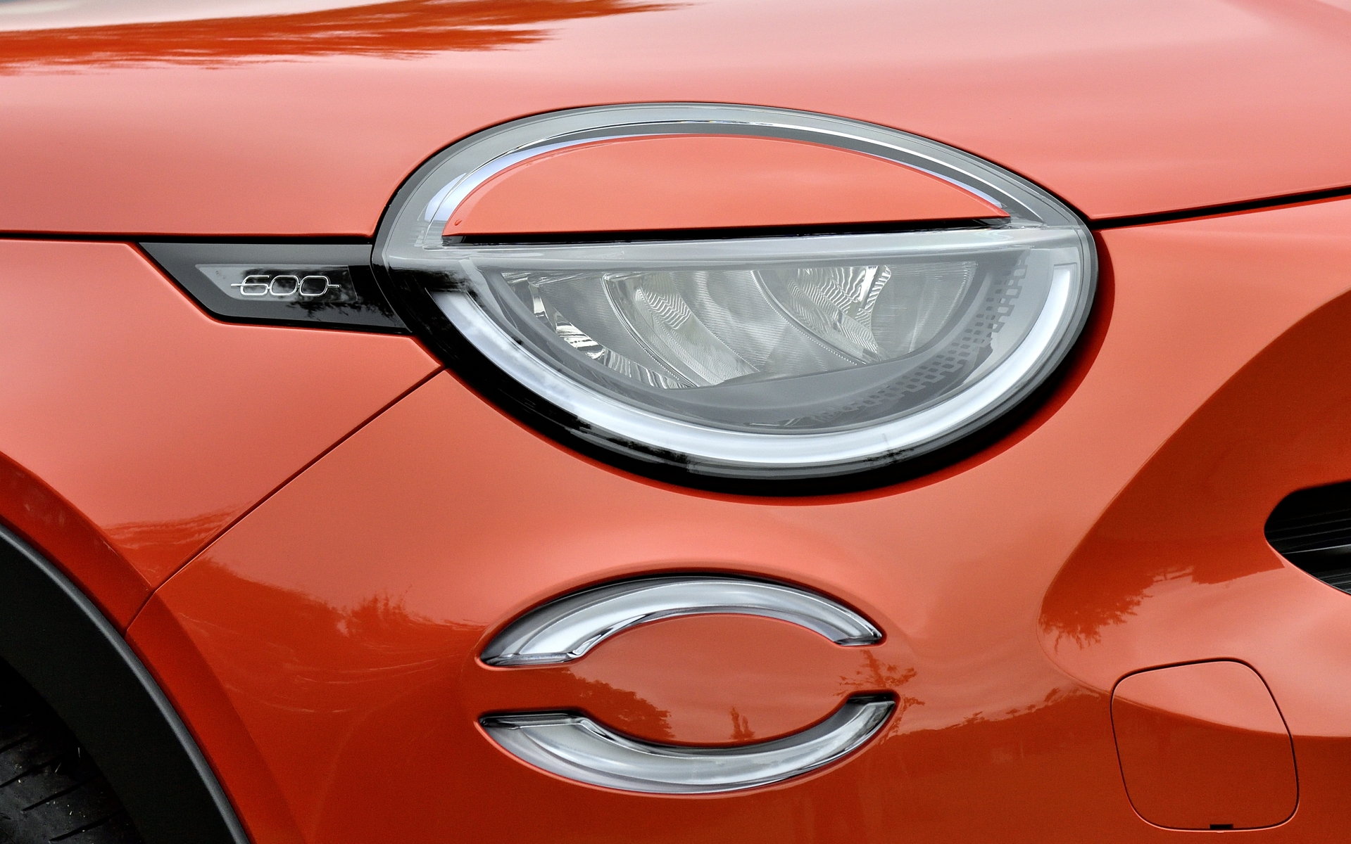 フロントは目のように見えるデザイン、リアは“E”に見えるデザインのLEDライトを採用