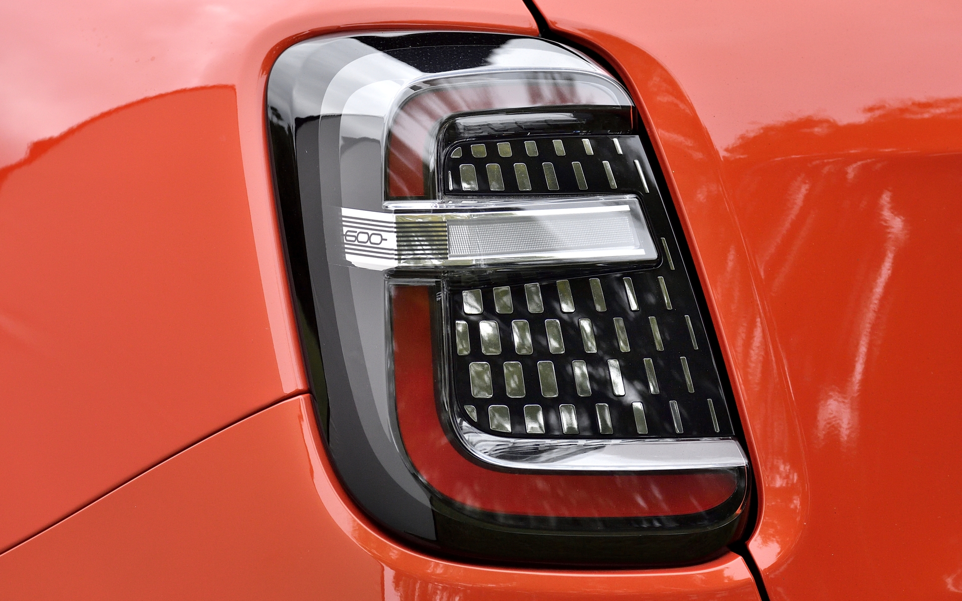 フロントは目のように見えるデザイン、リアは“E”に見えるデザインのLEDライトを採用