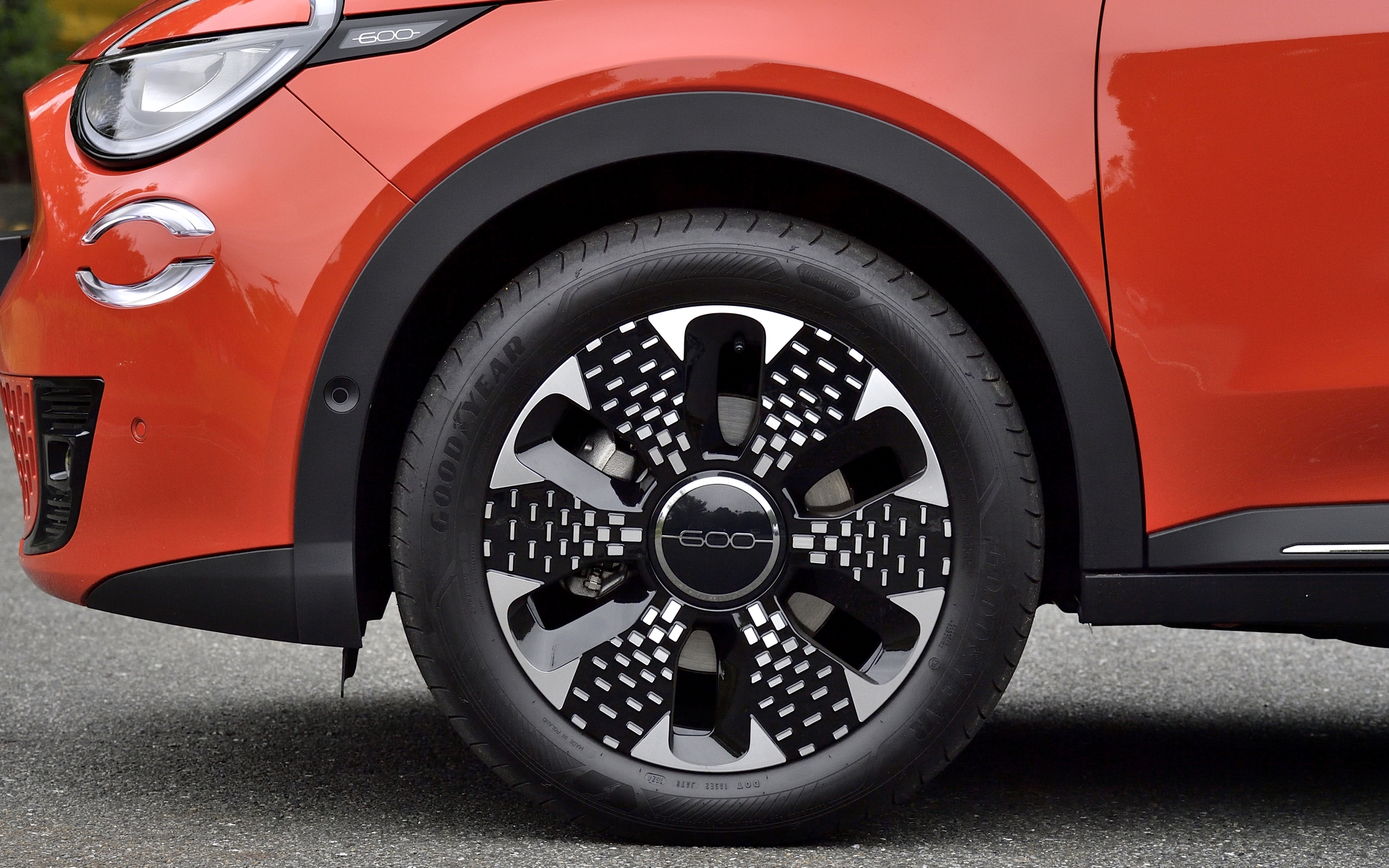 18インチのダイヤモンドカットアルミホイールにはグッドイヤー「EfficientGrip Performance2」を装着