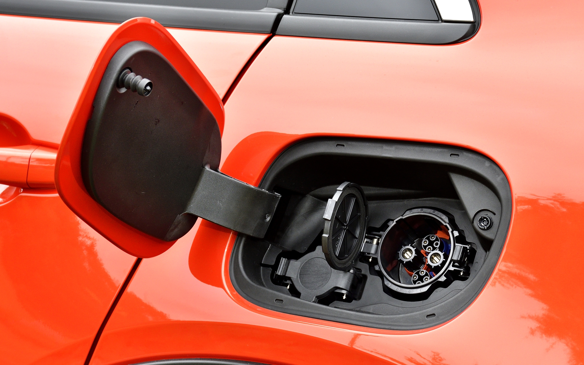 普通充電と急速充電に対応