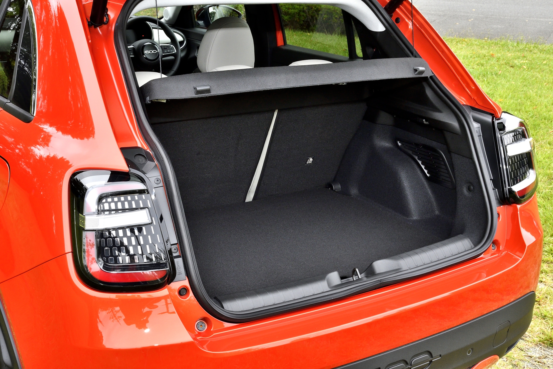 ラゲッジ容量は5名乗車時で360L、リアシートをたたんだ2名乗車時で1231L